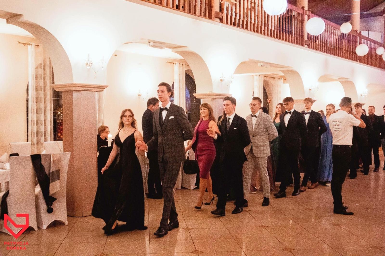 Zdjęcie w galerii na portalu naszraciborz.pl: Zjawiskowe kreacje i niezapomniane polonezy. Bal w ZSO nr 1 [FOTO] wiadomości z regionu