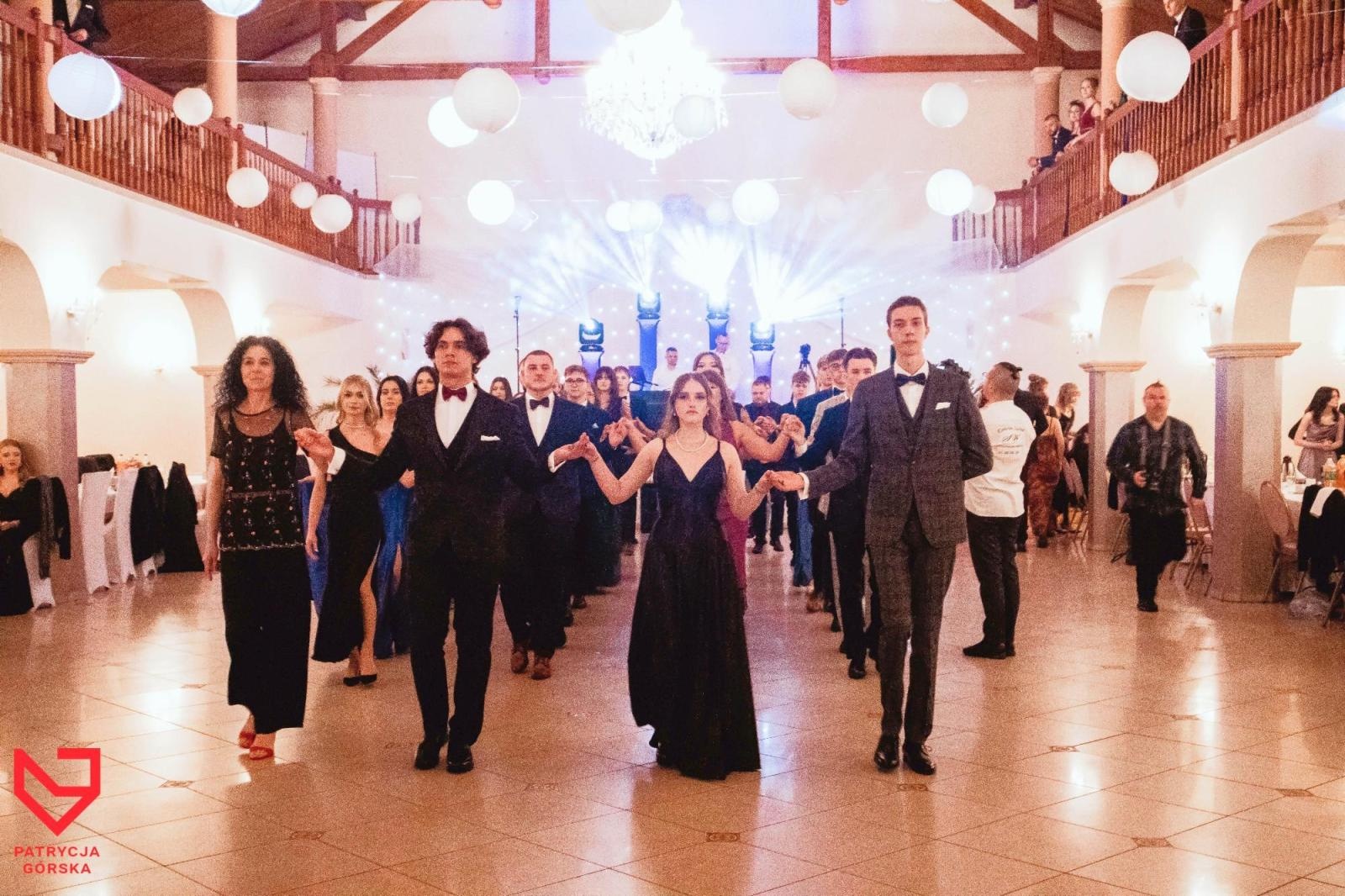 Zdjęcie w galerii na portalu naszraciborz.pl: Zjawiskowe kreacje i niezapomniane polonezy. Bal w ZSO nr 1 [FOTO] wiadomości z regionu