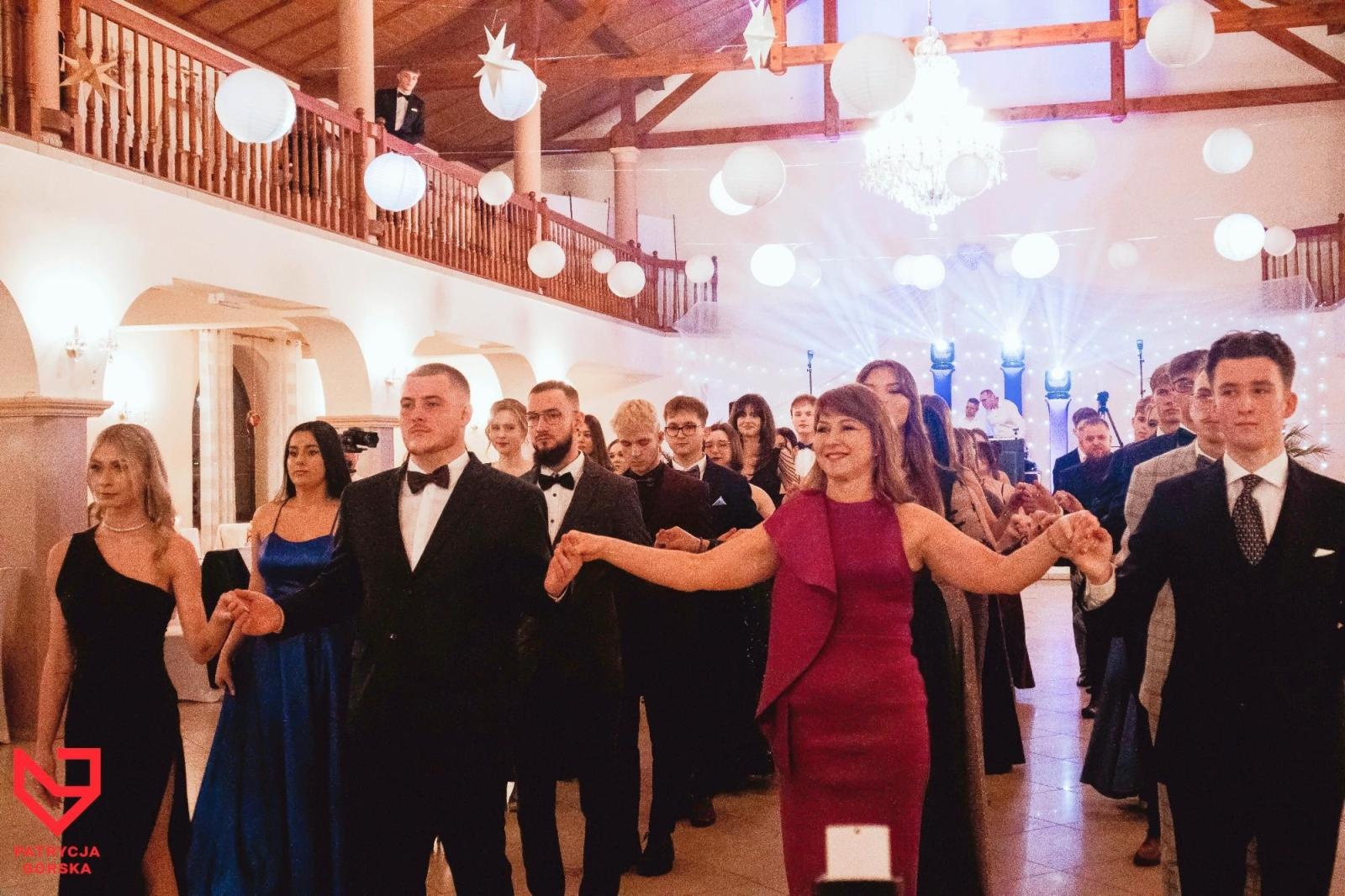 Zdjęcie w galerii na portalu naszraciborz.pl: Zjawiskowe kreacje i niezapomniane polonezy. Bal w ZSO nr 1 [FOTO] wiadomości z regionu