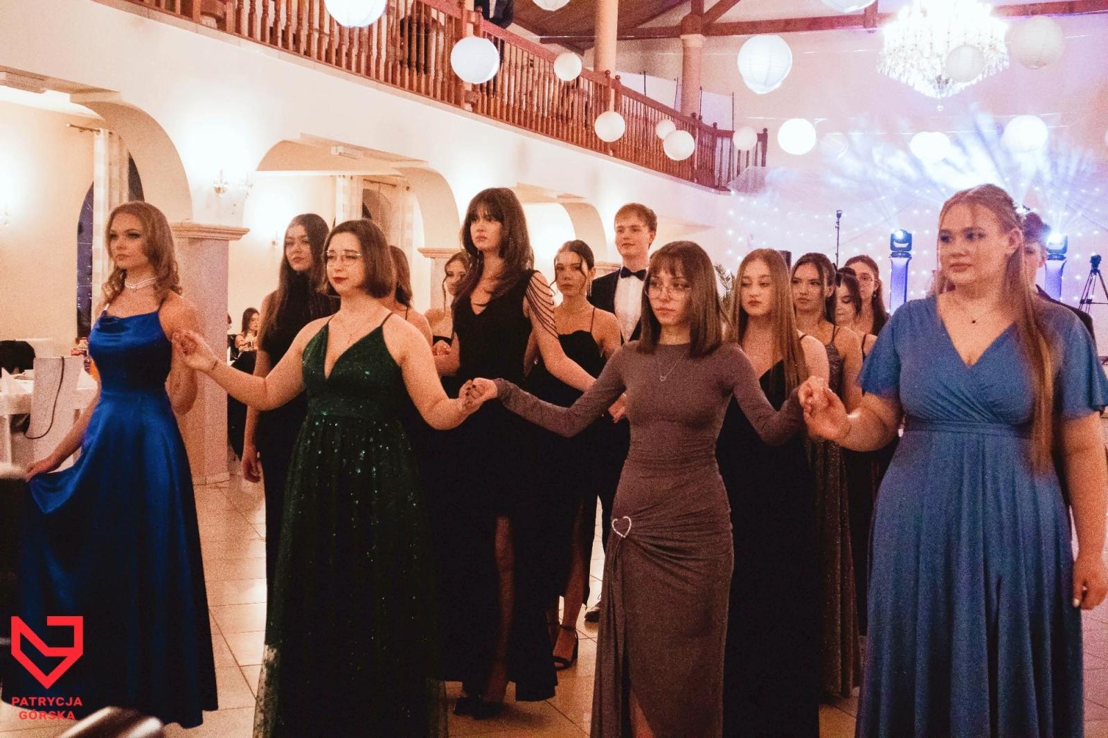 Zdjęcie w galerii na portalu naszraciborz.pl: Zjawiskowe kreacje i niezapomniane polonezy. Bal w ZSO nr 1 [FOTO] wiadomości z regionu