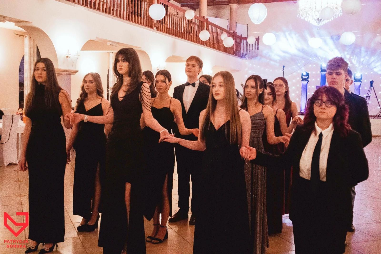 Zdjęcie w galerii na portalu naszraciborz.pl: Zjawiskowe kreacje i niezapomniane polonezy. Bal w ZSO nr 1 [FOTO] wiadomości z regionu