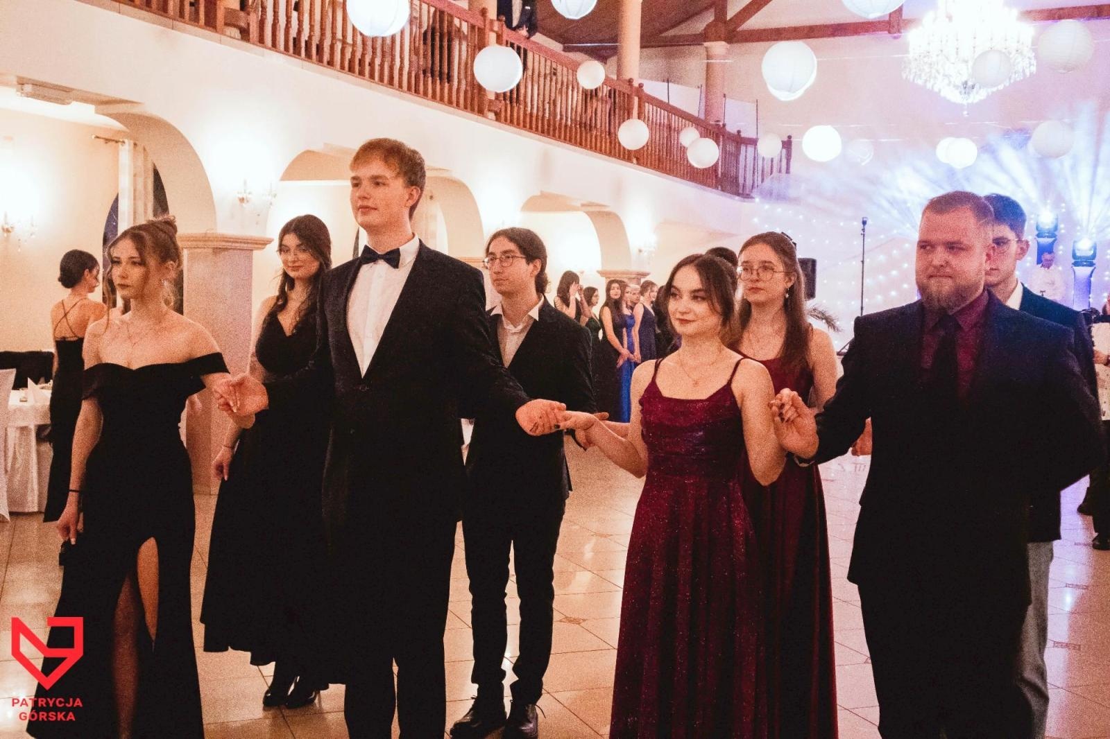 Zdjęcie w galerii na portalu naszraciborz.pl: Zjawiskowe kreacje i niezapomniane polonezy. Bal w ZSO nr 1 [FOTO] wiadomości z regionu