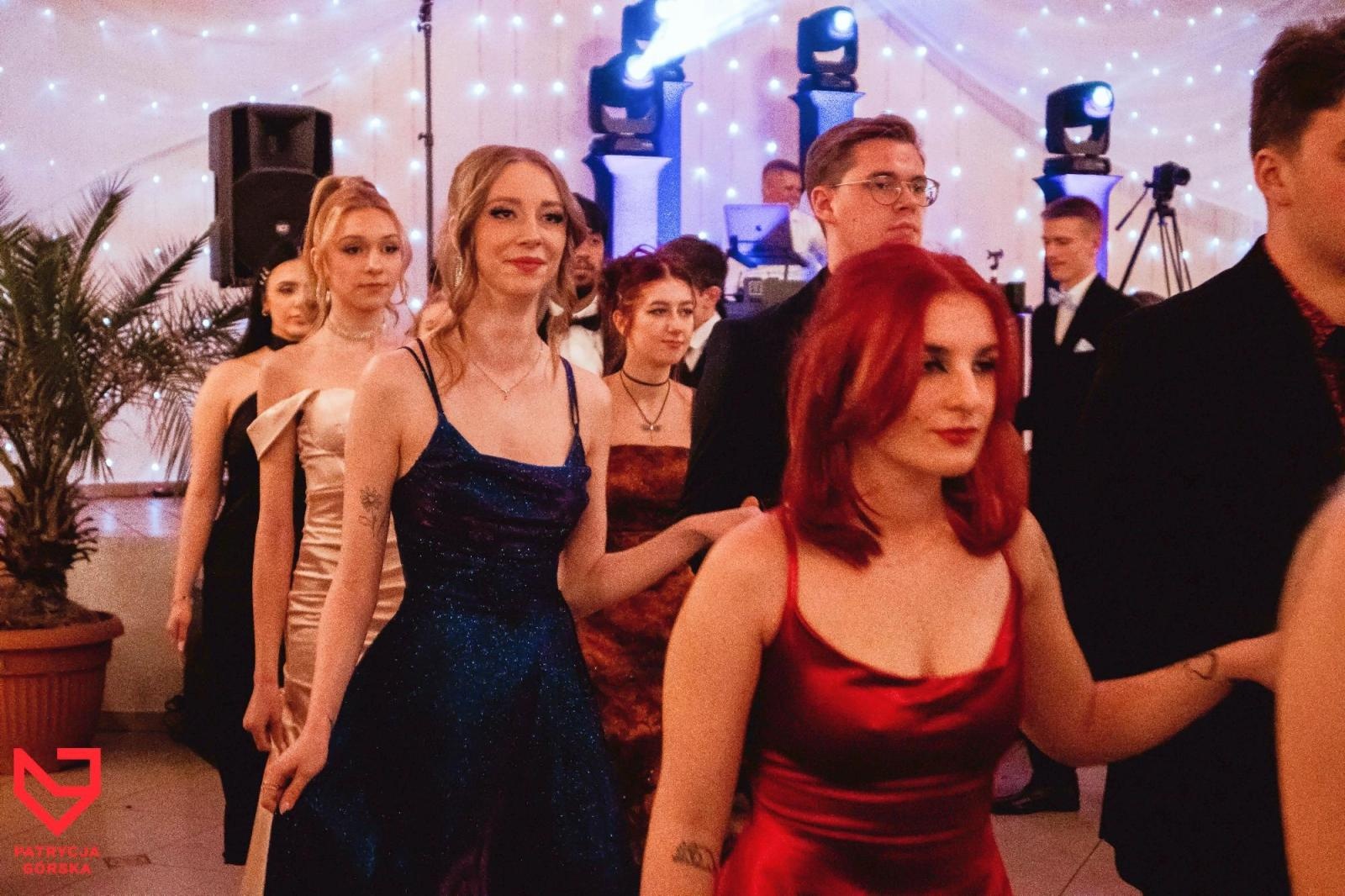 Zdjęcie w galerii na portalu naszraciborz.pl: Zjawiskowe kreacje i niezapomniane polonezy. Bal w ZSO nr 1 [FOTO] wiadomości z regionu