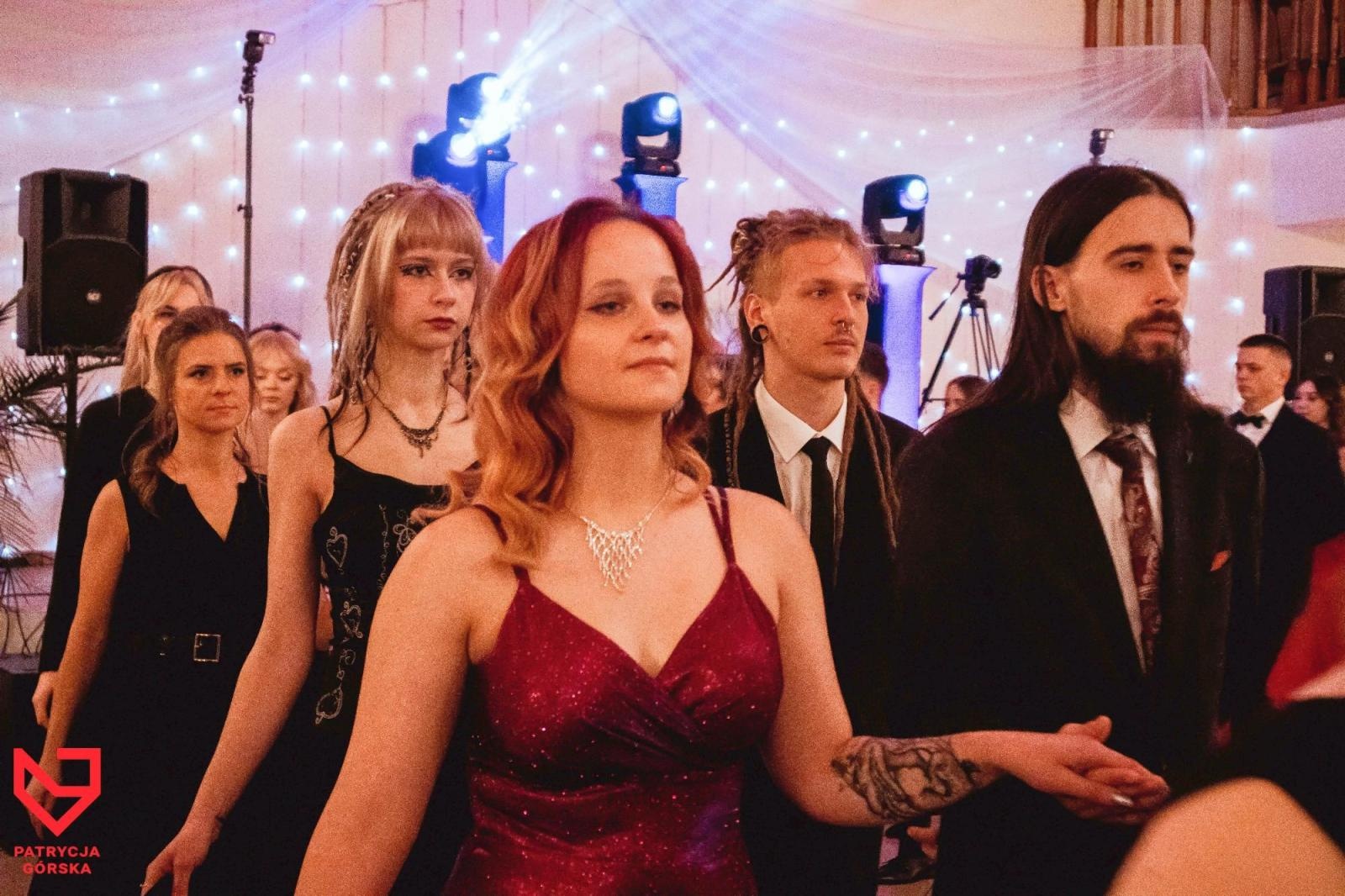 Zdjęcie w galerii na portalu naszraciborz.pl: Zjawiskowe kreacje i niezapomniane polonezy. Bal w ZSO nr 1 [FOTO] wiadomości z regionu