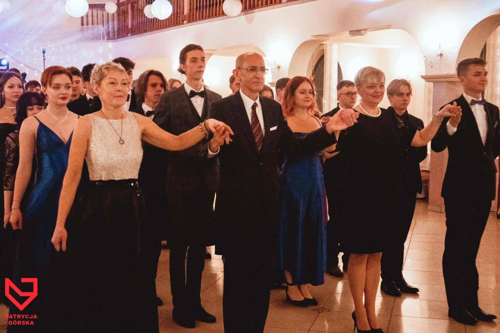 Zdjęcie w galerii na portalu naszraciborz.pl: Zjawiskowe kreacje i niezapomniane polonezy. Bal w ZSO nr 1 [FOTO] wiadomości z regionu