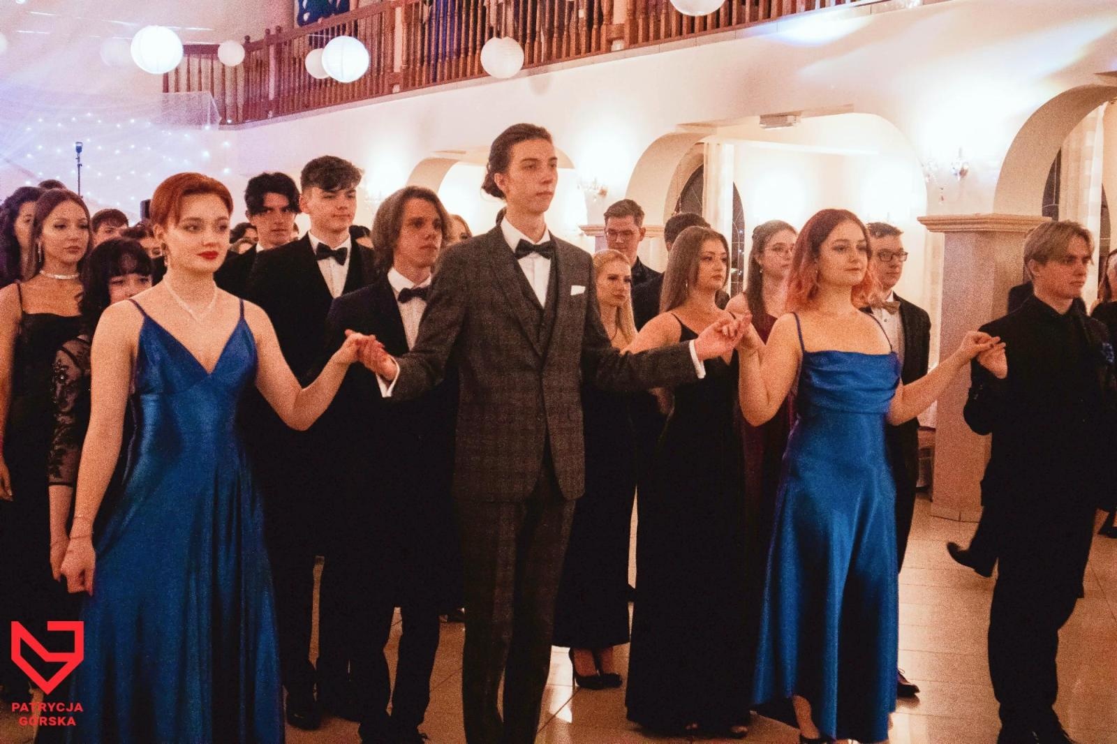 Zdjęcie w galerii na portalu naszraciborz.pl: Zjawiskowe kreacje i niezapomniane polonezy. Bal w ZSO nr 1 [FOTO] wiadomości z regionu