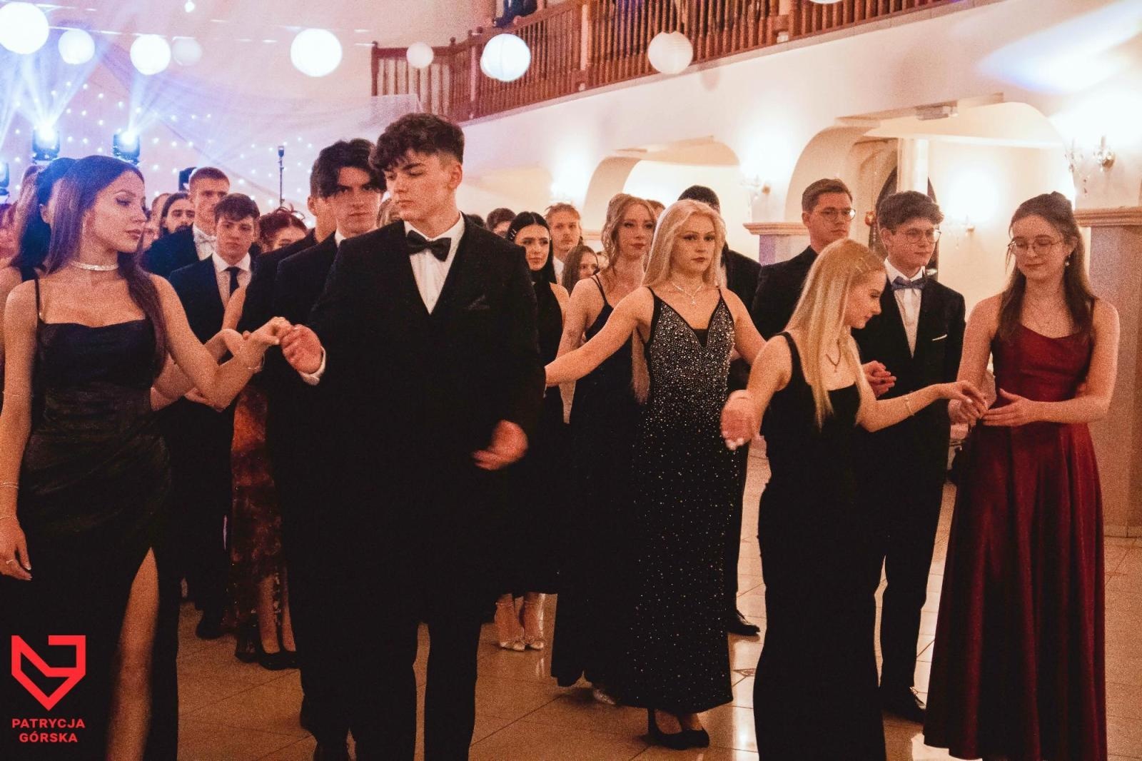 Zdjęcie w galerii na portalu naszraciborz.pl: Zjawiskowe kreacje i niezapomniane polonezy. Bal w ZSO nr 1 [FOTO] wiadomości z regionu