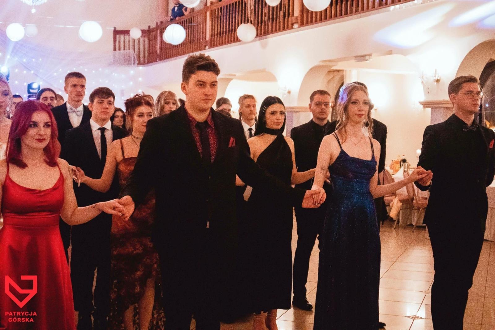 Zdjęcie w galerii na portalu naszraciborz.pl: Zjawiskowe kreacje i niezapomniane polonezy. Bal w ZSO nr 1 [FOTO] wiadomości z regionu