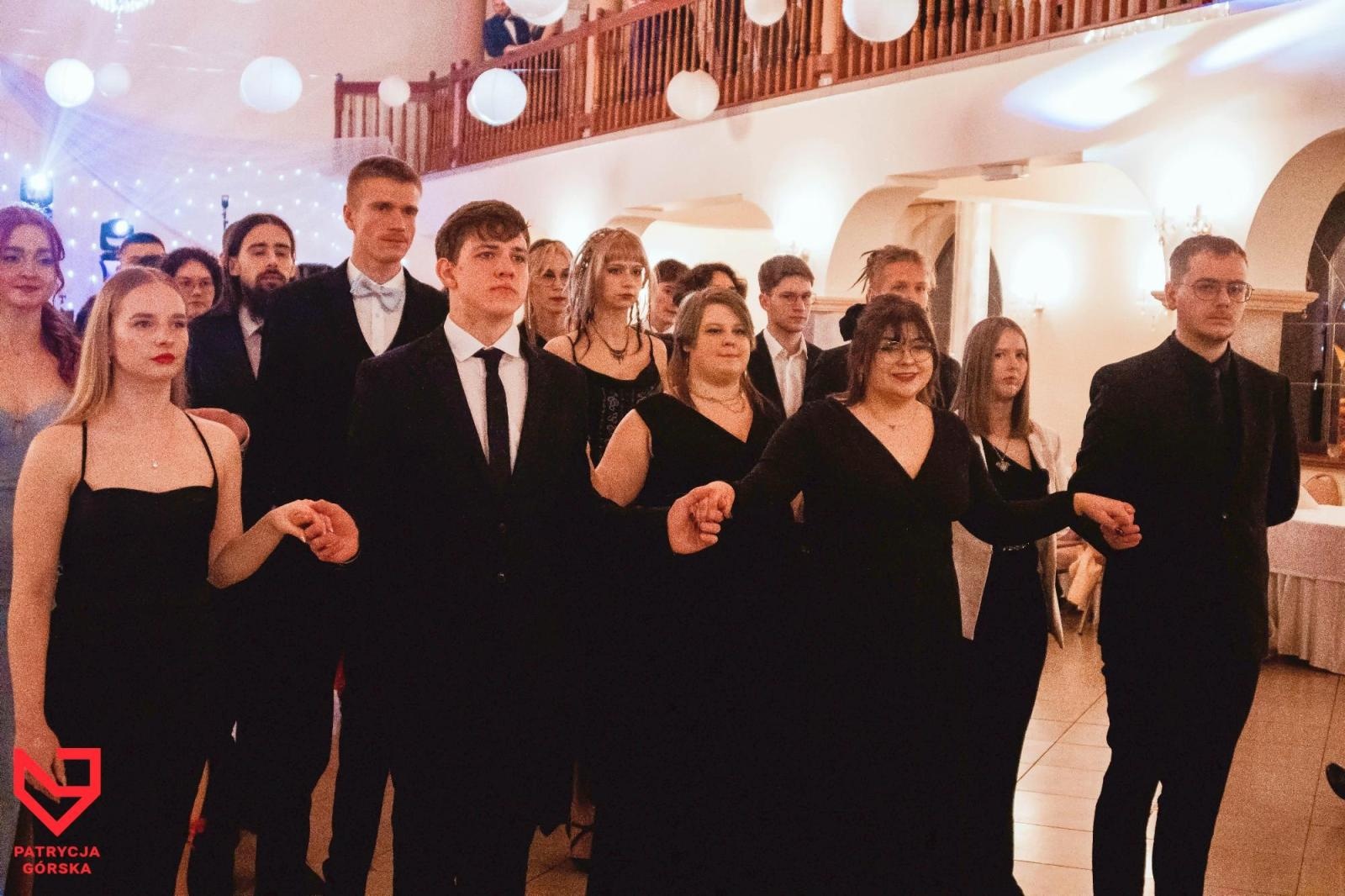 Zdjęcie w galerii na portalu naszraciborz.pl: Zjawiskowe kreacje i niezapomniane polonezy. Bal w ZSO nr 1 [FOTO] wiadomości z regionu