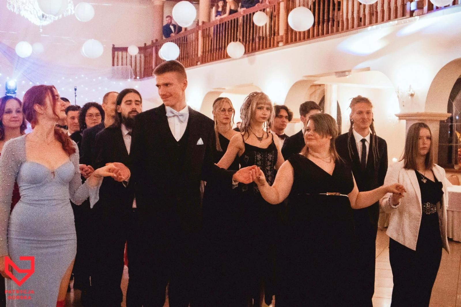 Zdjęcie w galerii na portalu naszraciborz.pl: Zjawiskowe kreacje i niezapomniane polonezy. Bal w ZSO nr 1 [FOTO] wiadomości z regionu