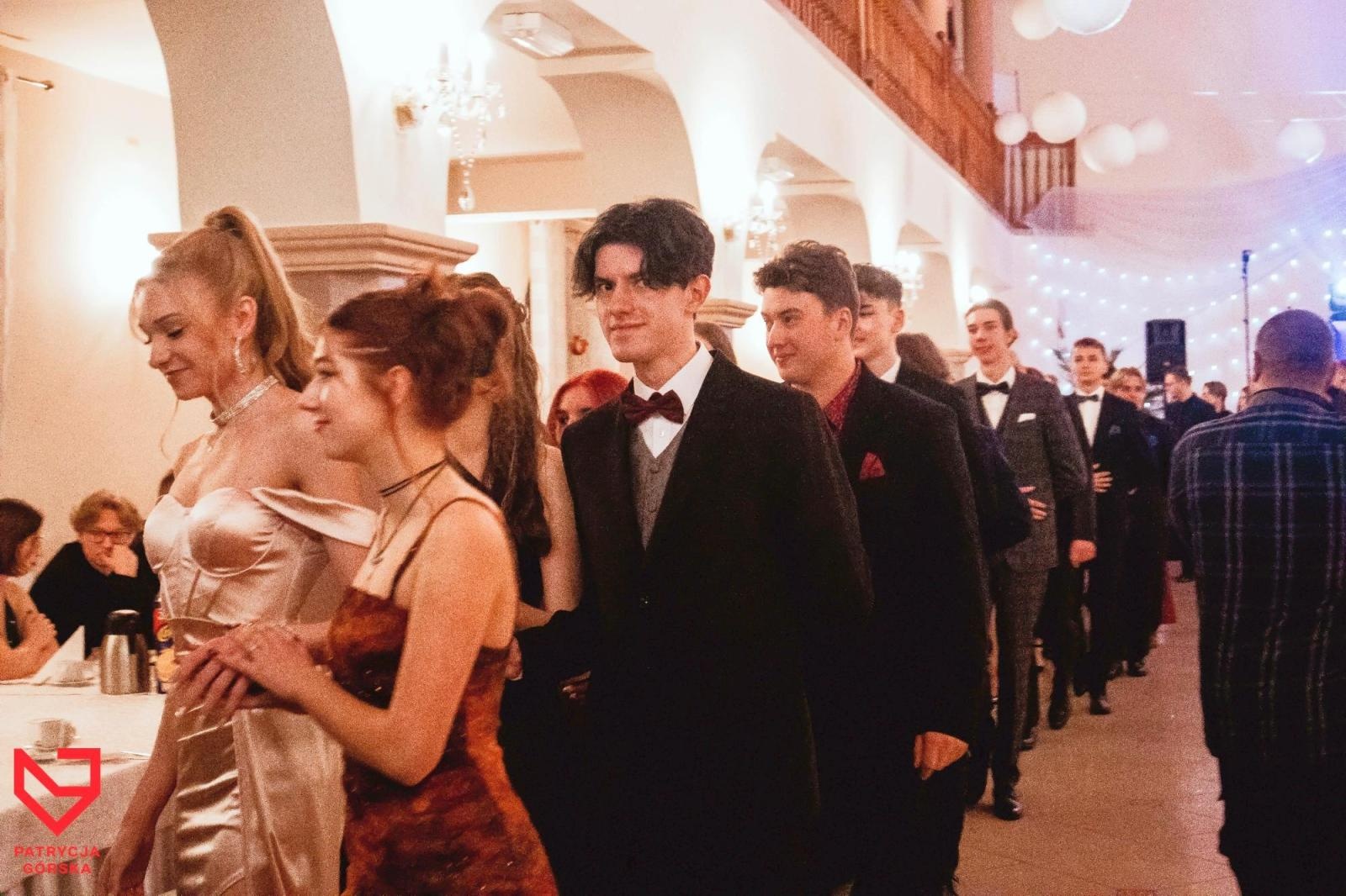 Zdjęcie w galerii na portalu naszraciborz.pl: Zjawiskowe kreacje i niezapomniane polonezy. Bal w ZSO nr 1 [FOTO] wiadomości z regionu