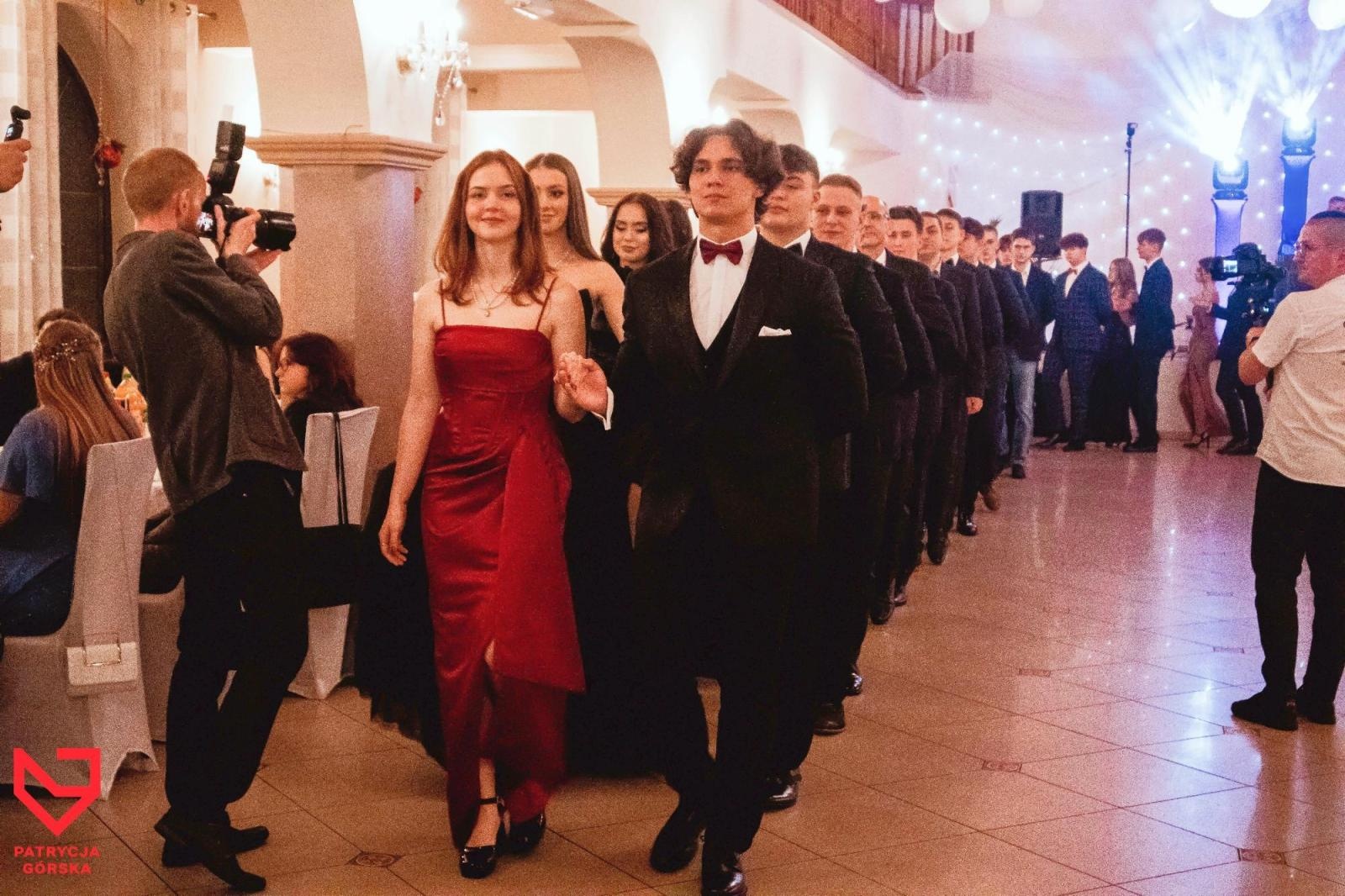 Zdjęcie w galerii na portalu naszraciborz.pl: Zjawiskowe kreacje i niezapomniane polonezy. Bal w ZSO nr 1 [FOTO] wiadomości z regionu