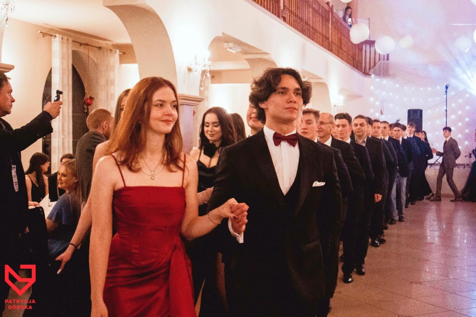 Zdjęcie w galerii na portalu naszraciborz.pl: Zjawiskowe kreacje i niezapomniane polonezy. Bal w ZSO nr 1 [FOTO] wiadomości z regionu