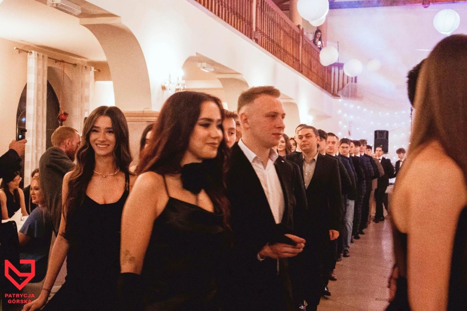 Zdjęcie w galerii na portalu naszraciborz.pl: Zjawiskowe kreacje i niezapomniane polonezy. Bal w ZSO nr 1 [FOTO] wiadomości z regionu