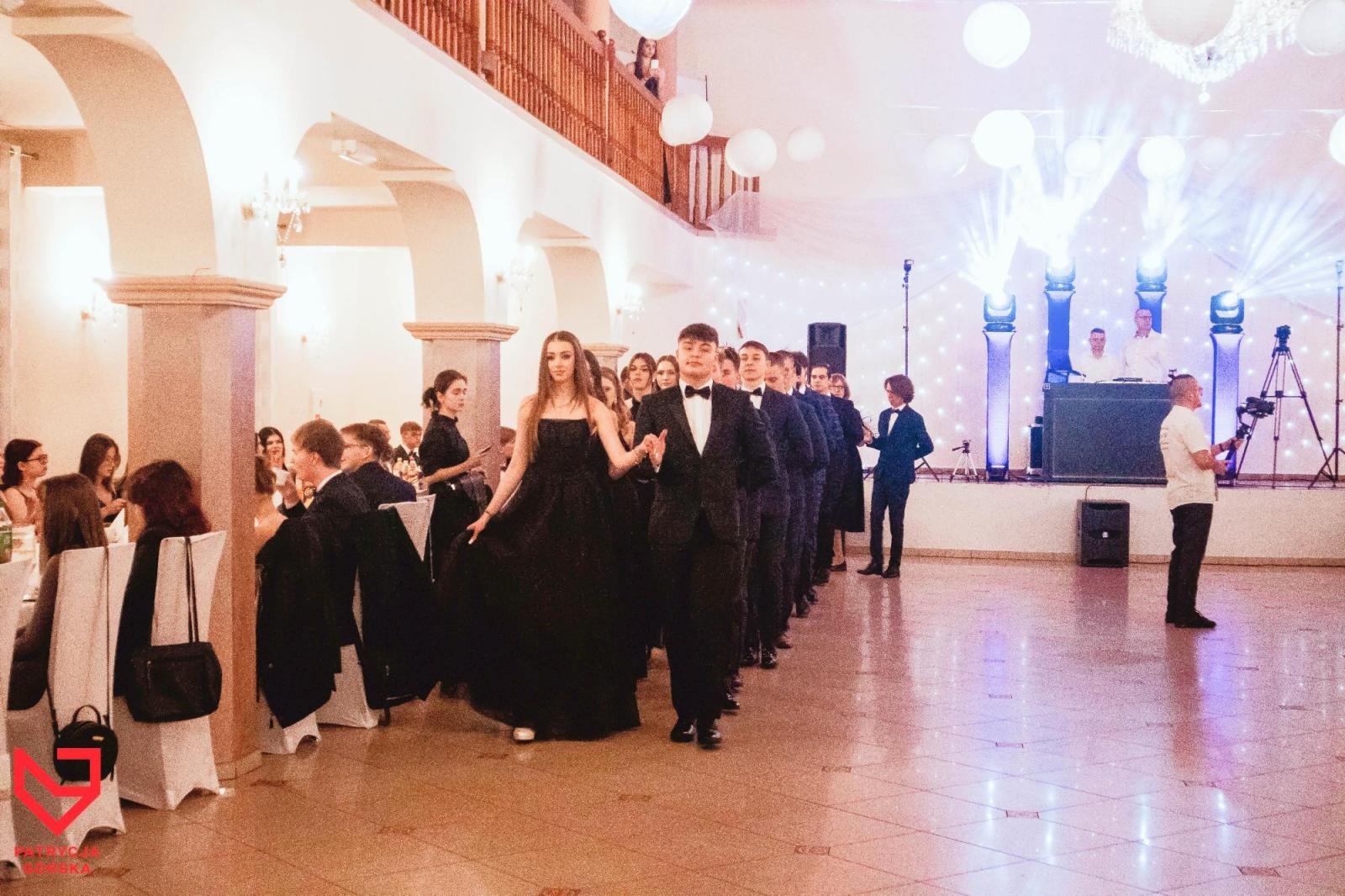 Zdjęcie w galerii na portalu naszraciborz.pl: Zjawiskowe kreacje i niezapomniane polonezy. Bal w ZSO nr 1 [FOTO] wiadomości z regionu