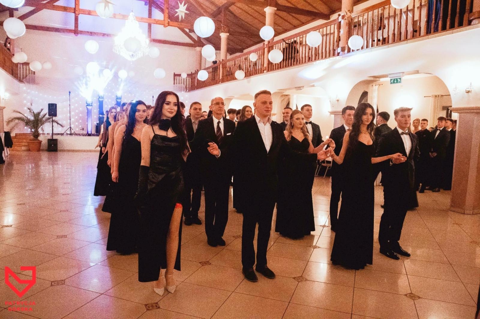 Zdjęcie w galerii na portalu naszraciborz.pl: Zjawiskowe kreacje i niezapomniane polonezy. Bal w ZSO nr 1 [FOTO] wiadomości z regionu