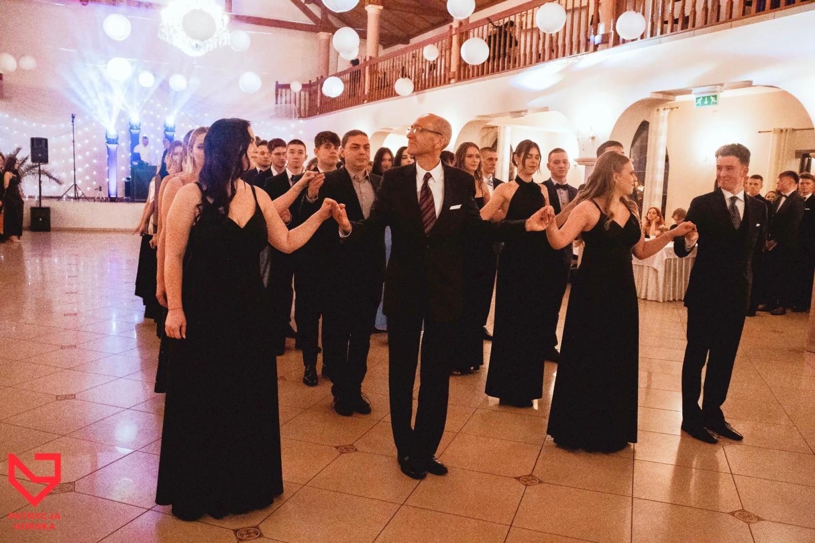 Zdjęcie w galerii na portalu naszraciborz.pl: Zjawiskowe kreacje i niezapomniane polonezy. Bal w ZSO nr 1 [FOTO] wiadomości z regionu