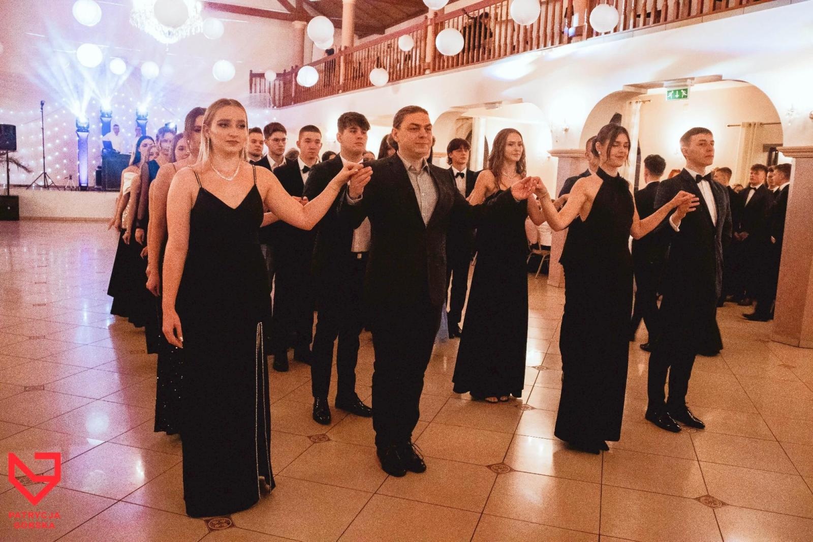 Zdjęcie w galerii na portalu naszraciborz.pl: Zjawiskowe kreacje i niezapomniane polonezy. Bal w ZSO nr 1 [FOTO] wiadomości z regionu