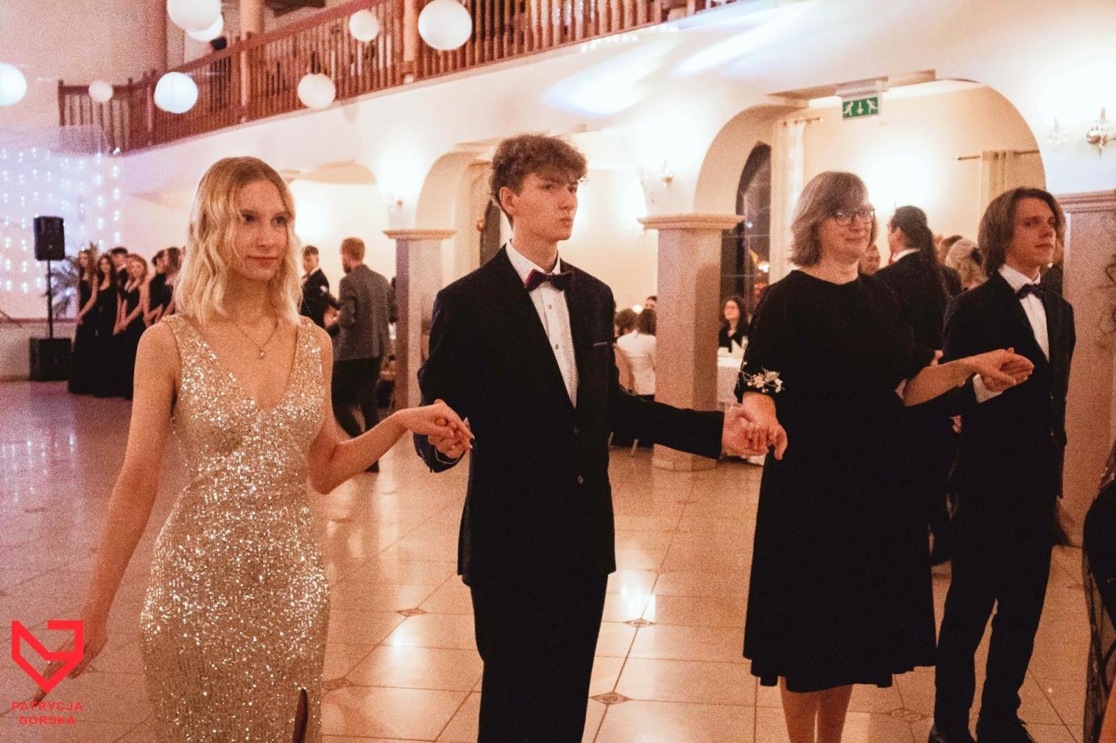 Zdjęcie w galerii na portalu naszraciborz.pl: Zjawiskowe kreacje i niezapomniane polonezy. Bal w ZSO nr 1 [FOTO] wiadomości z regionu