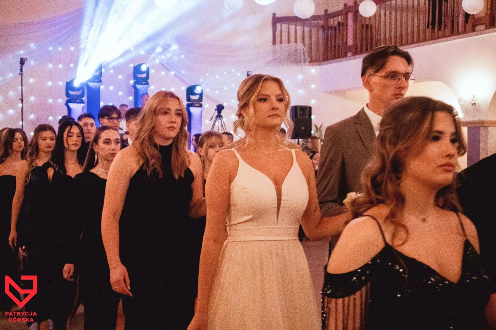 Zdjęcie w galerii na portalu naszraciborz.pl: Zjawiskowe kreacje i niezapomniane polonezy. Bal w ZSO nr 1 [FOTO] wiadomości z regionu