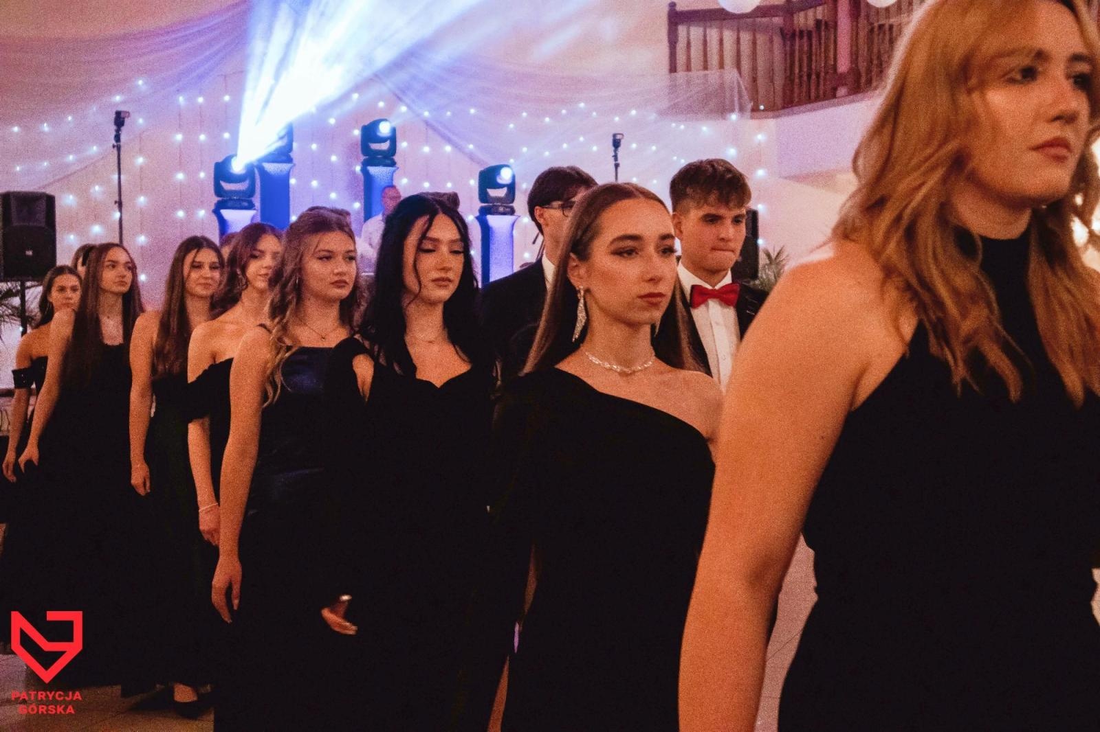 Zdjęcie w galerii na portalu naszraciborz.pl: Zjawiskowe kreacje i niezapomniane polonezy. Bal w ZSO nr 1 [FOTO] wiadomości z regionu