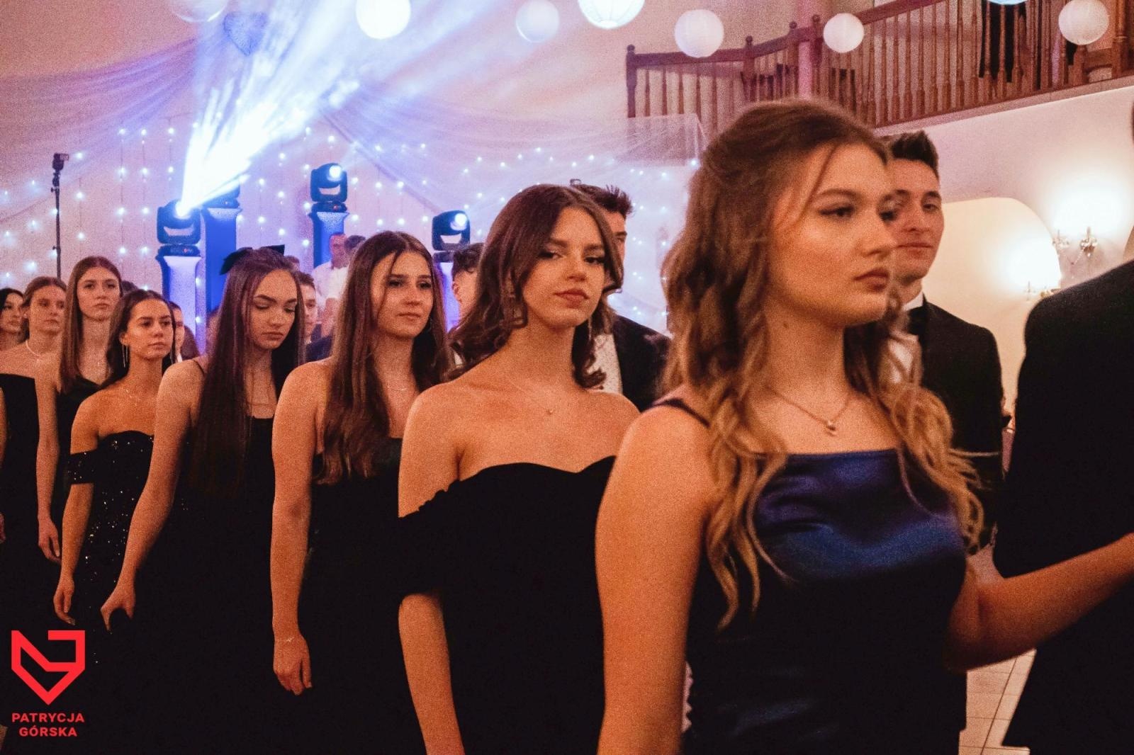 Zdjęcie w galerii na portalu naszraciborz.pl: Zjawiskowe kreacje i niezapomniane polonezy. Bal w ZSO nr 1 [FOTO] wiadomości z regionu