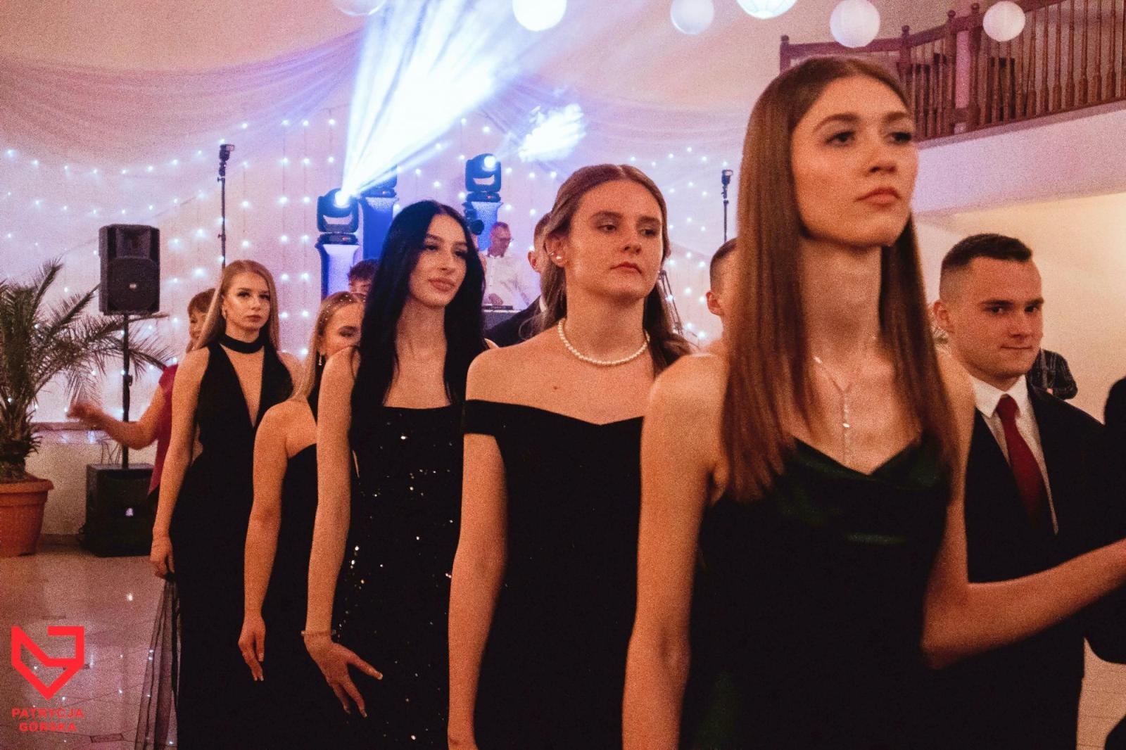 Zdjęcie w galerii na portalu naszraciborz.pl: Zjawiskowe kreacje i niezapomniane polonezy. Bal w ZSO nr 1 [FOTO] wiadomości z regionu