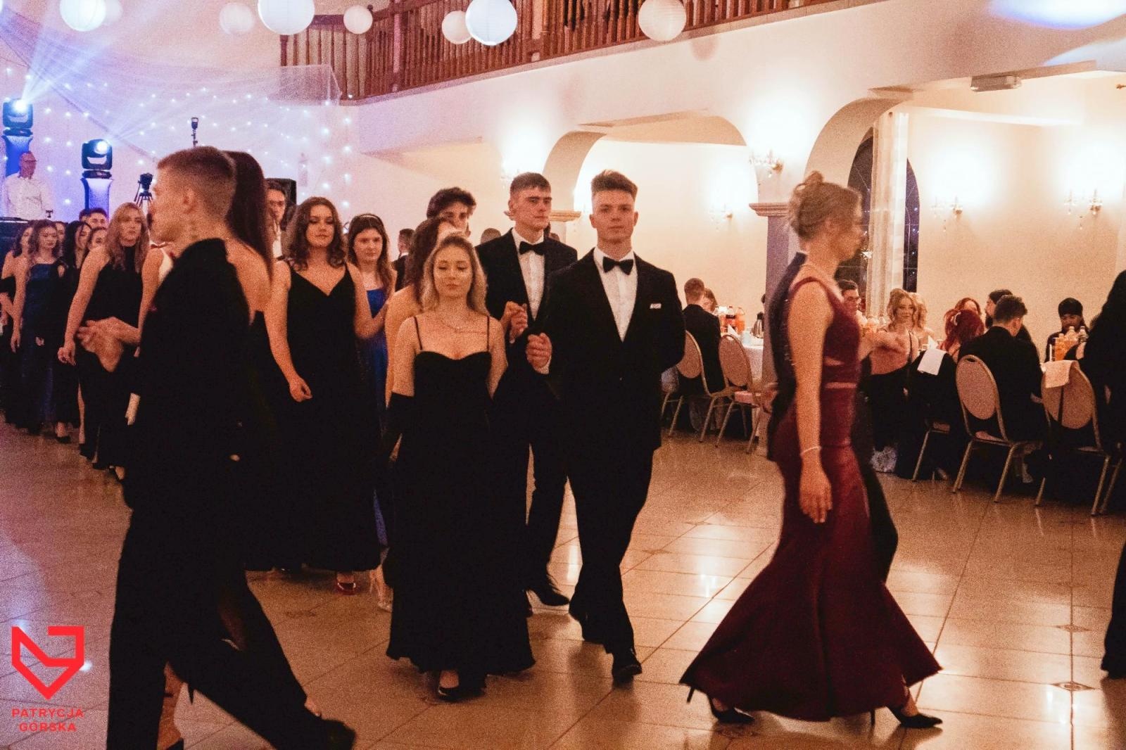 Zdjęcie w galerii na portalu naszraciborz.pl: Zjawiskowe kreacje i niezapomniane polonezy. Bal w ZSO nr 1 [FOTO] wiadomości z regionu