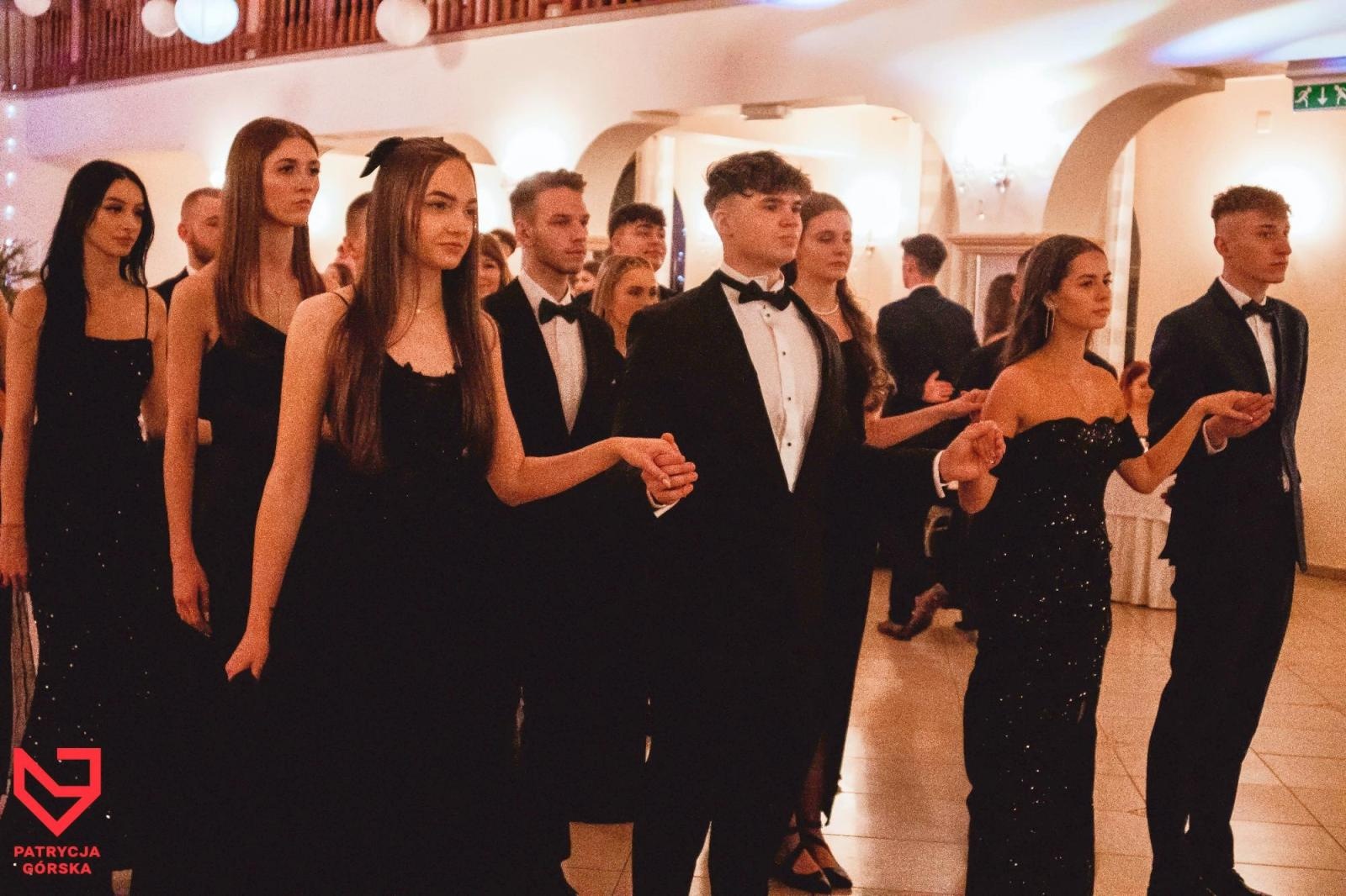 Zdjęcie w galerii na portalu naszraciborz.pl: Zjawiskowe kreacje i niezapomniane polonezy. Bal w ZSO nr 1 [FOTO] wiadomości z regionu