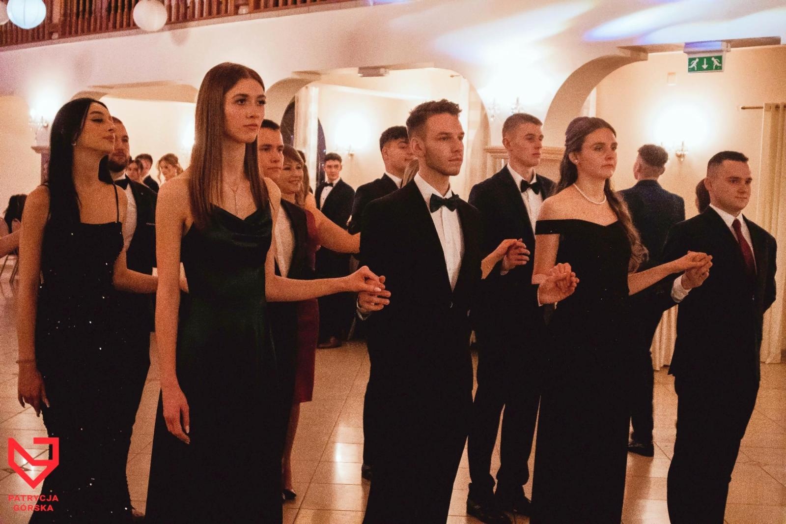 Zdjęcie w galerii na portalu naszraciborz.pl: Zjawiskowe kreacje i niezapomniane polonezy. Bal w ZSO nr 1 [FOTO] wiadomości z regionu