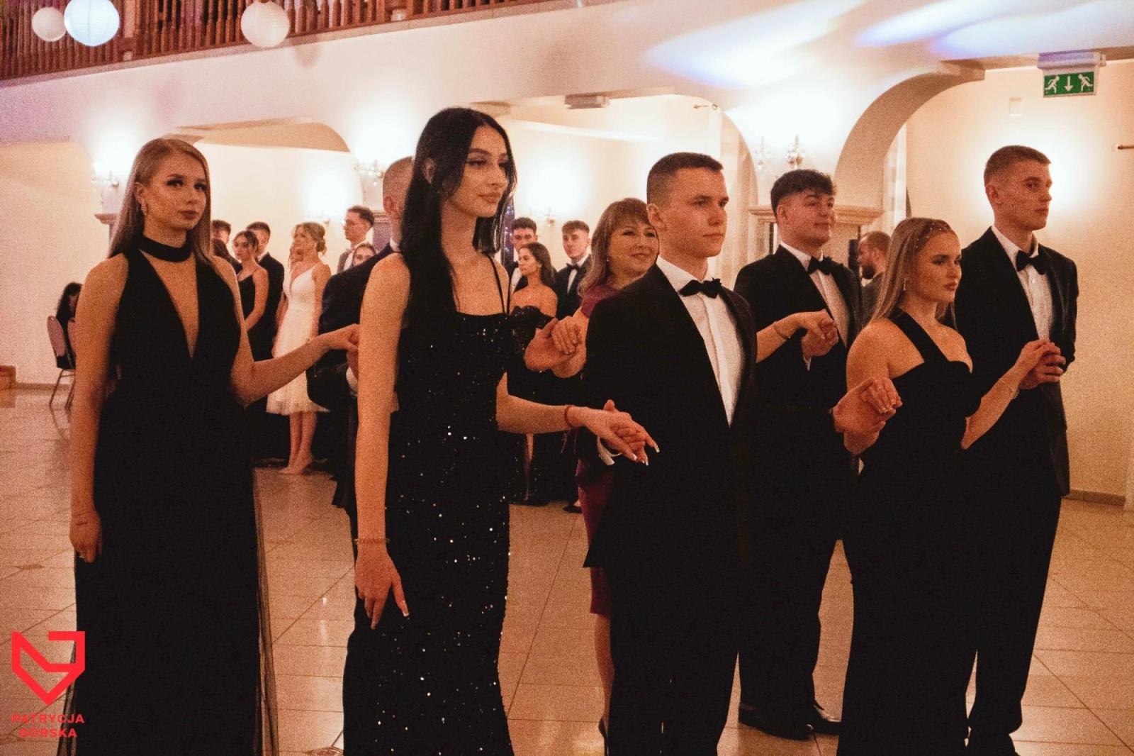 Zdjęcie w galerii na portalu naszraciborz.pl: Zjawiskowe kreacje i niezapomniane polonezy. Bal w ZSO nr 1 [FOTO] wiadomości z regionu