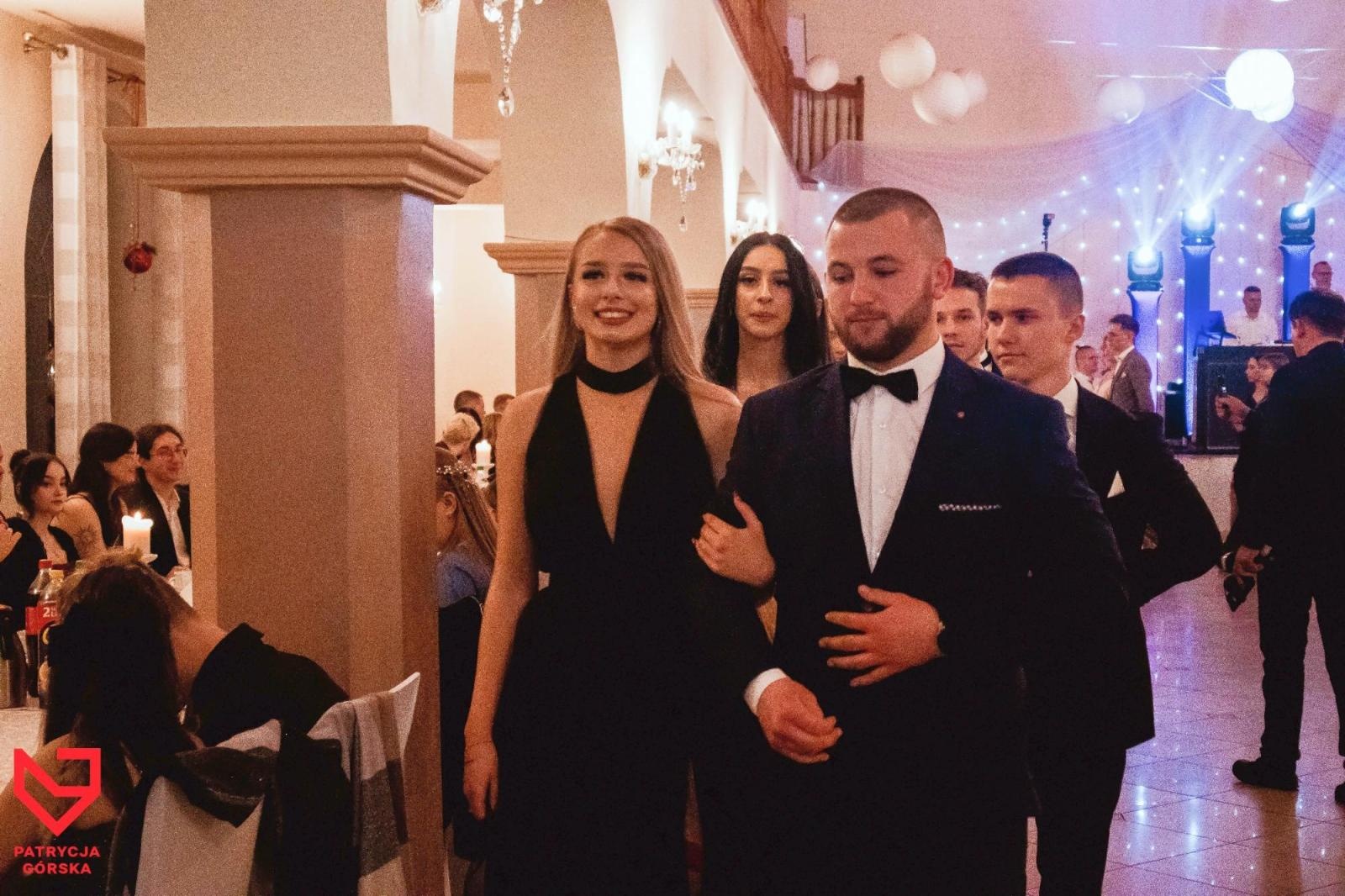 Zdjęcie w galerii na portalu naszraciborz.pl: Zjawiskowe kreacje i niezapomniane polonezy. Bal w ZSO nr 1 [FOTO] wiadomości z regionu