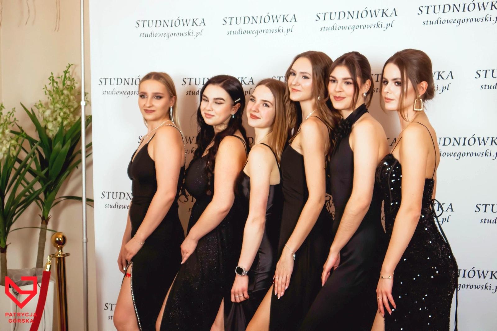 Zdjęcie w galerii na portalu naszraciborz.pl: Zjawiskowe kreacje i niezapomniane polonezy. Bal w ZSO nr 1 [FOTO] wiadomości z regionu