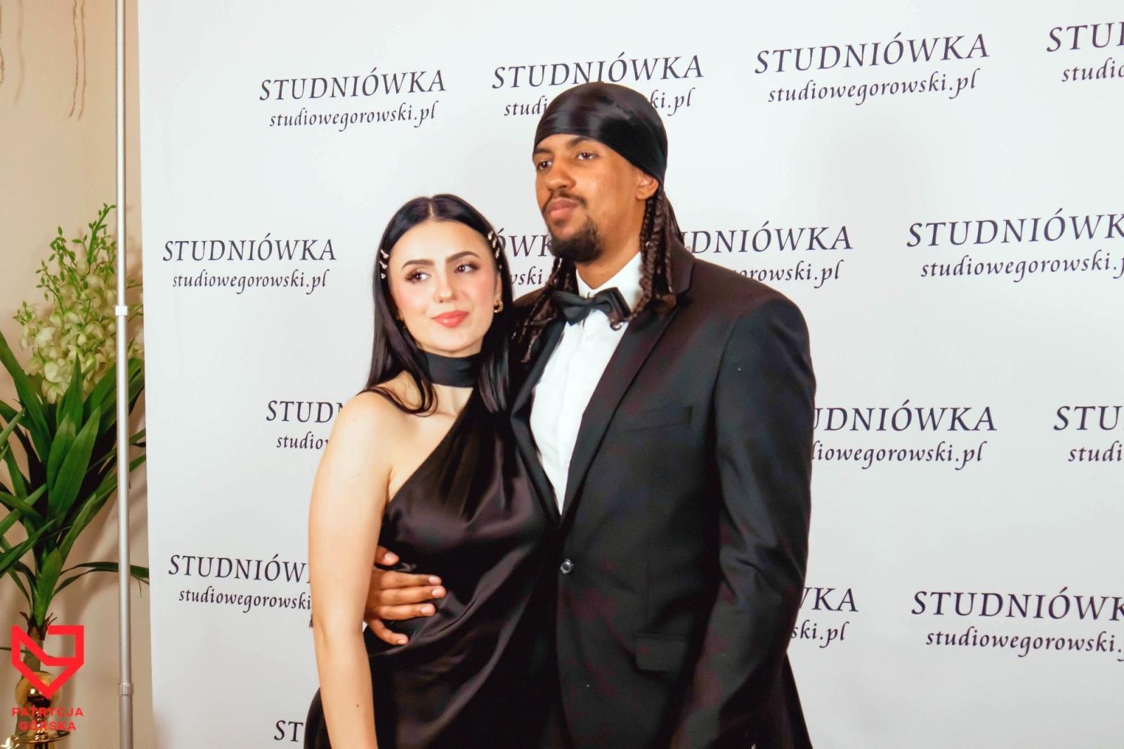 Zdjęcie w galerii na portalu naszraciborz.pl: Zjawiskowe kreacje i niezapomniane polonezy. Bal w ZSO nr 1 [FOTO] wiadomości z regionu