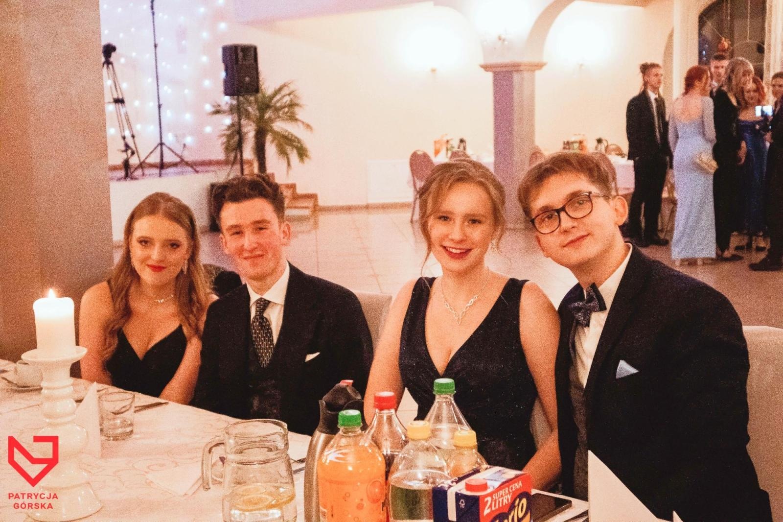 Zdjęcie w galerii na portalu naszraciborz.pl: Zjawiskowe kreacje i niezapomniane polonezy. Bal w ZSO nr 1 [FOTO] wiadomości z regionu