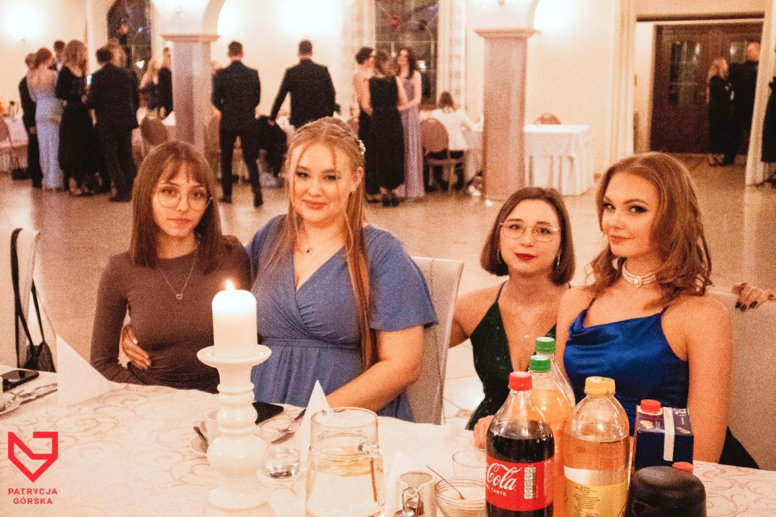 Zdjęcie w galerii na portalu naszraciborz.pl: Zjawiskowe kreacje i niezapomniane polonezy. Bal w ZSO nr 1 [FOTO] wiadomości z regionu