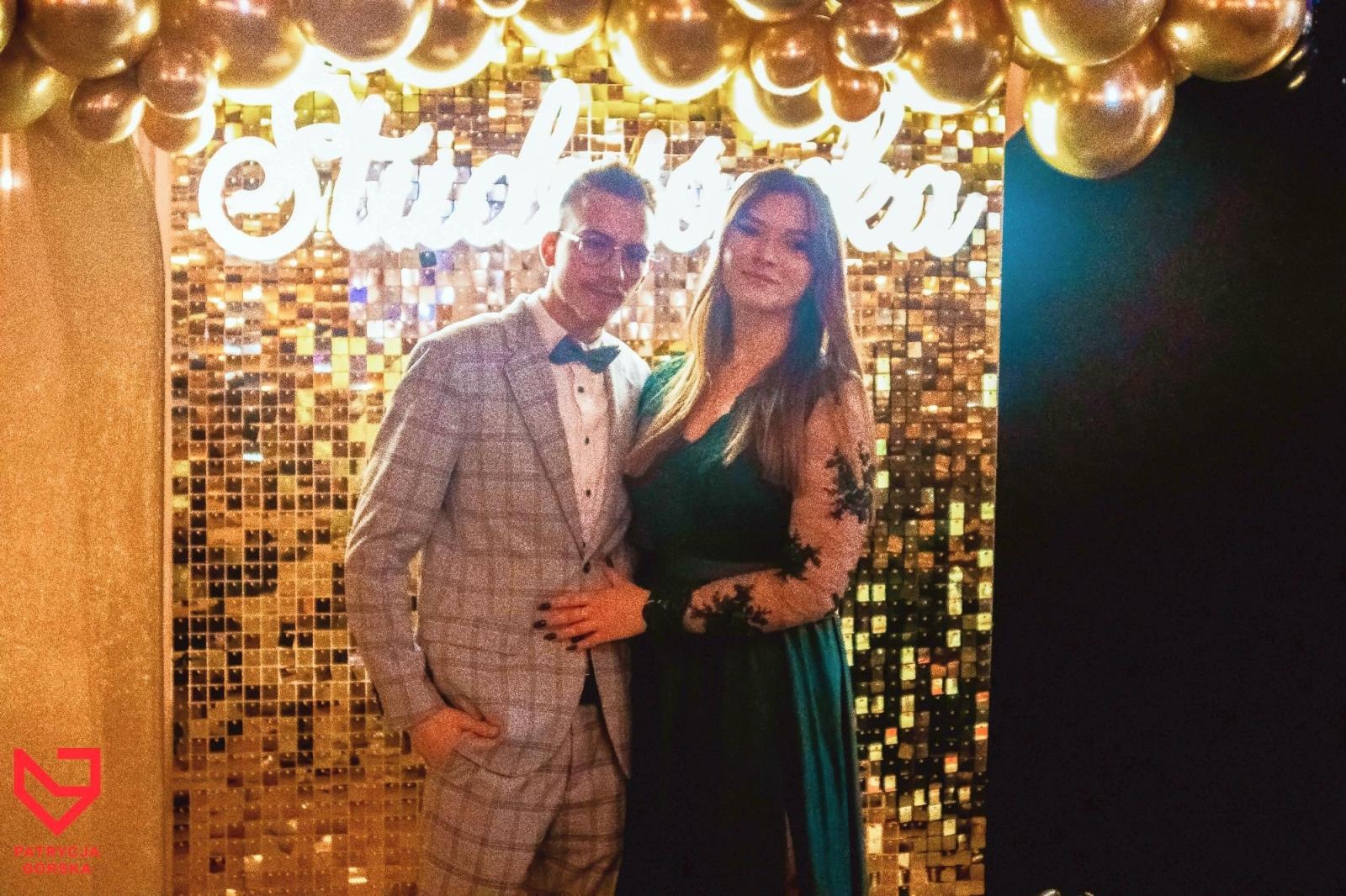 Zdjęcie w galerii na portalu naszraciborz.pl: Zjawiskowe kreacje i niezapomniane polonezy. Bal w ZSO nr 1 [FOTO] wiadomości z regionu