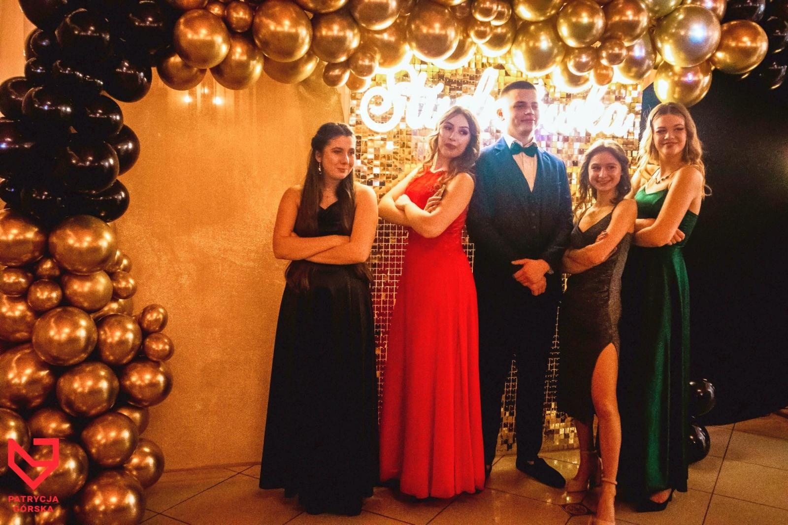 Zdjęcie w galerii na portalu naszraciborz.pl: Zjawiskowe kreacje i niezapomniane polonezy. Bal w ZSO nr 1 [FOTO] wiadomości z regionu