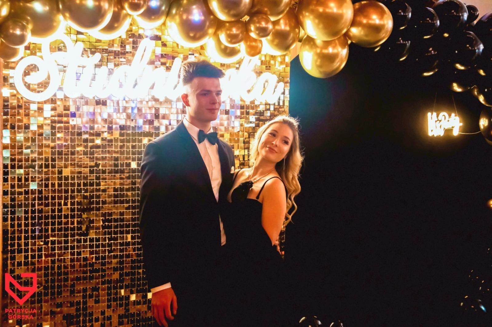 Zdjęcie w galerii na portalu naszraciborz.pl: Zjawiskowe kreacje i niezapomniane polonezy. Bal w ZSO nr 1 [FOTO] wiadomości z regionu