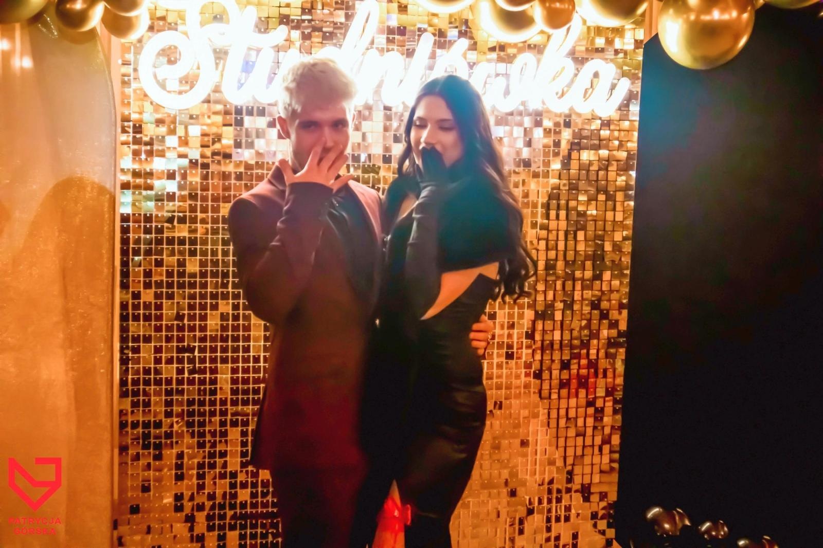 Zdjęcie w galerii na portalu naszraciborz.pl: Zjawiskowe kreacje i niezapomniane polonezy. Bal w ZSO nr 1 [FOTO] wiadomości z regionu