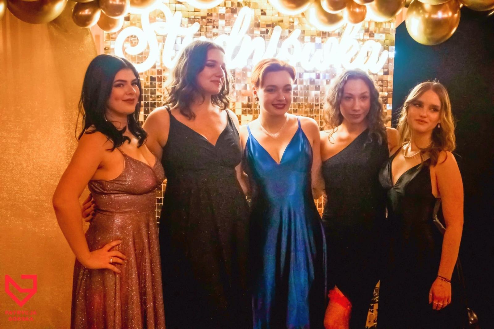 Zdjęcie w galerii na portalu naszraciborz.pl: Zjawiskowe kreacje i niezapomniane polonezy. Bal w ZSO nr 1 [FOTO] wiadomości z regionu