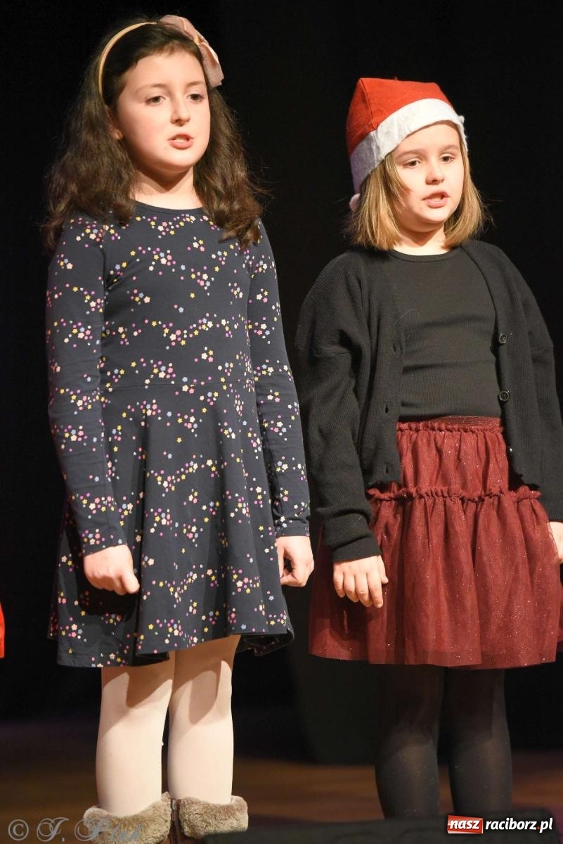 Zdjęcie w galerii na portalu naszraciborz.pl: Koncert zimowy na scenie w MDK-u wiadomości z regionu