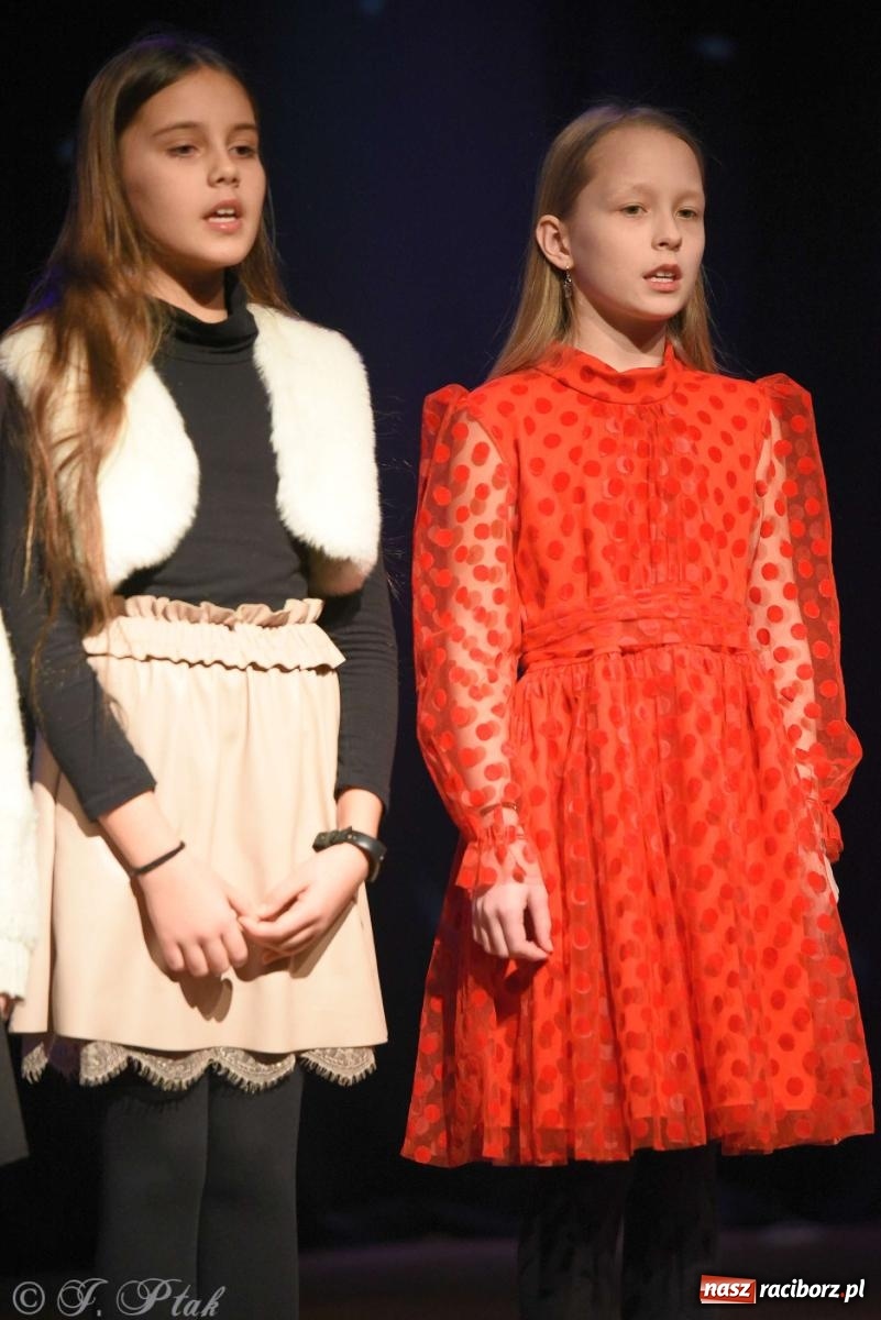 Zdjęcie w galerii na portalu naszraciborz.pl: Koncert zimowy na scenie w MDK-u wiadomości z regionu