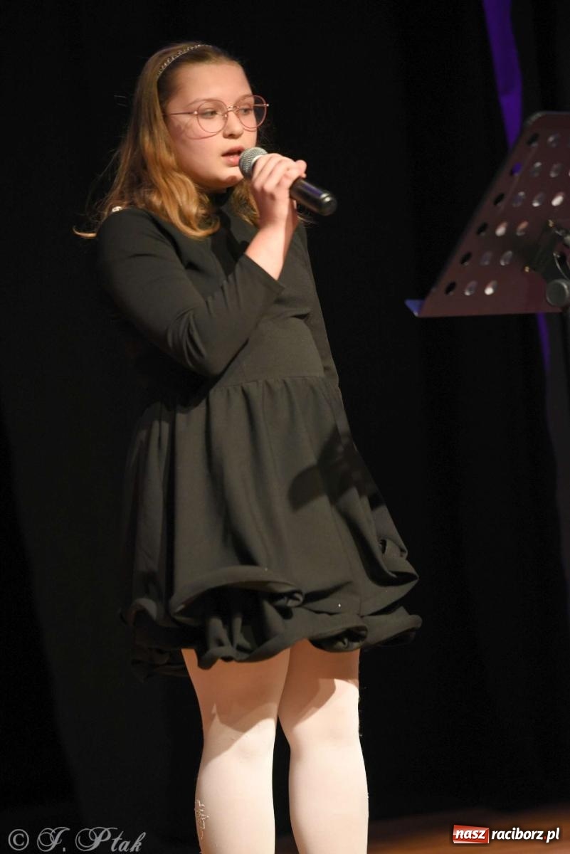 Zdjęcie w galerii na portalu naszraciborz.pl: Koncert zimowy na scenie w MDK-u wiadomości z regionu