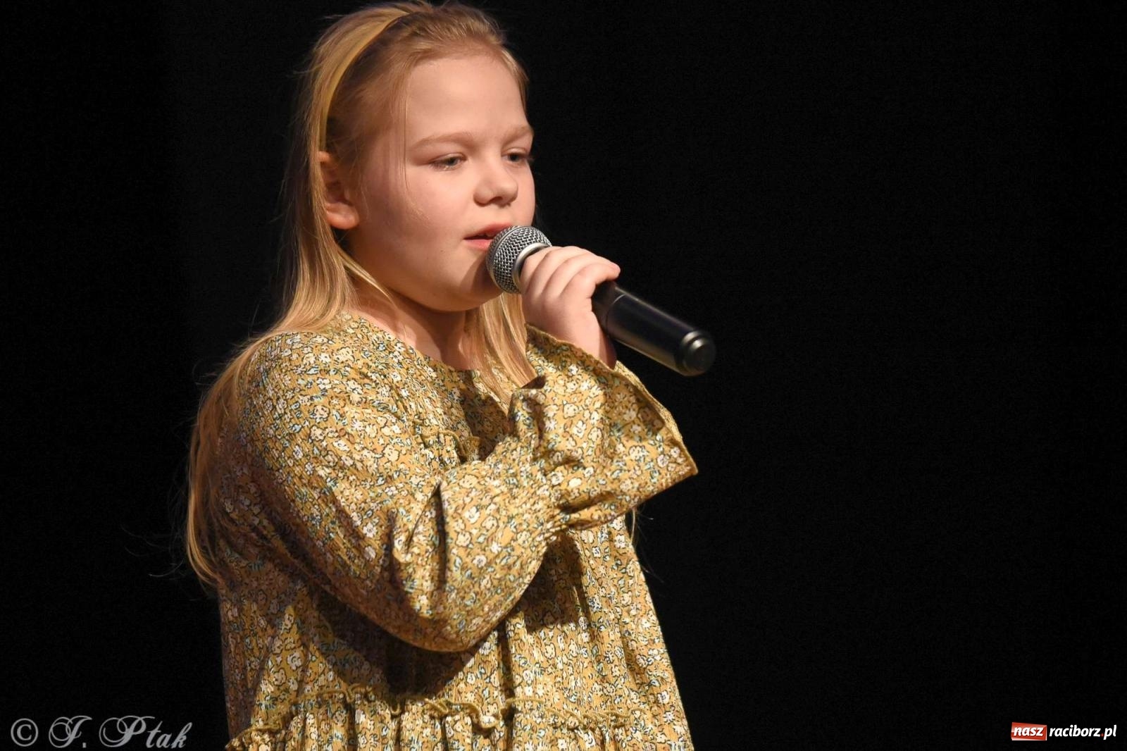 Zdjęcie w galerii na portalu naszraciborz.pl: Koncert zimowy na scenie w MDK-u wiadomości z regionu