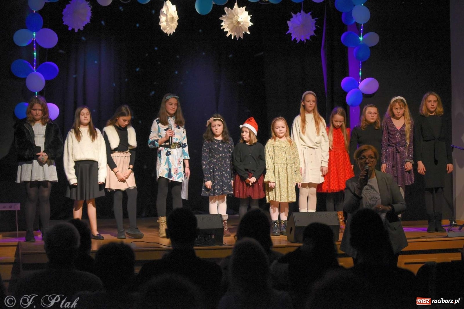 Zdjęcie w galerii na portalu naszraciborz.pl: Koncert zimowy na scenie w MDK-u wiadomości z regionu