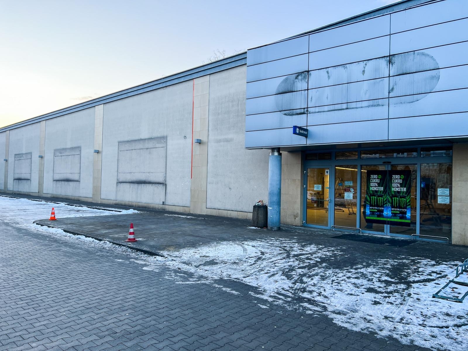 Zdjęcie w galerii na portalu naszraciborz.pl: Biedronka przy Opawskiej zamknięta. Szyld zdjęty wiadomości z regionu