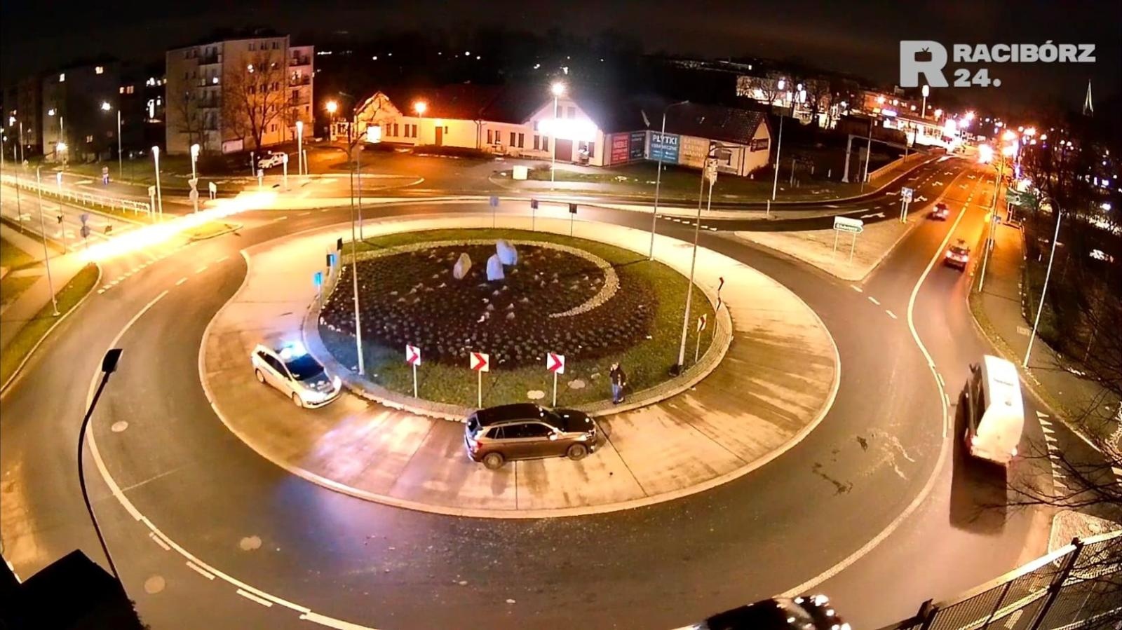 Zdjęcie w galerii na portalu naszraciborz.pl: 26-latek sprawcą kolizji na Rondzie Zamkowym [WIDEO] wiadomości z regionu