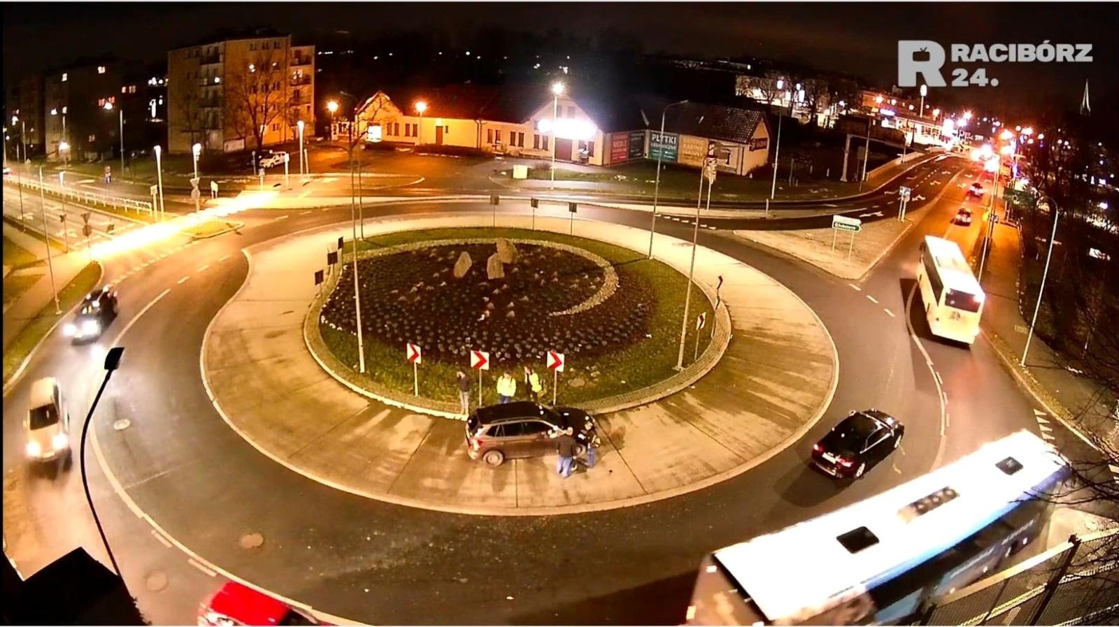 Zdjęcie w galerii na portalu naszraciborz.pl: 26-latek sprawcą kolizji na Rondzie Zamkowym [WIDEO] wiadomości z regionu