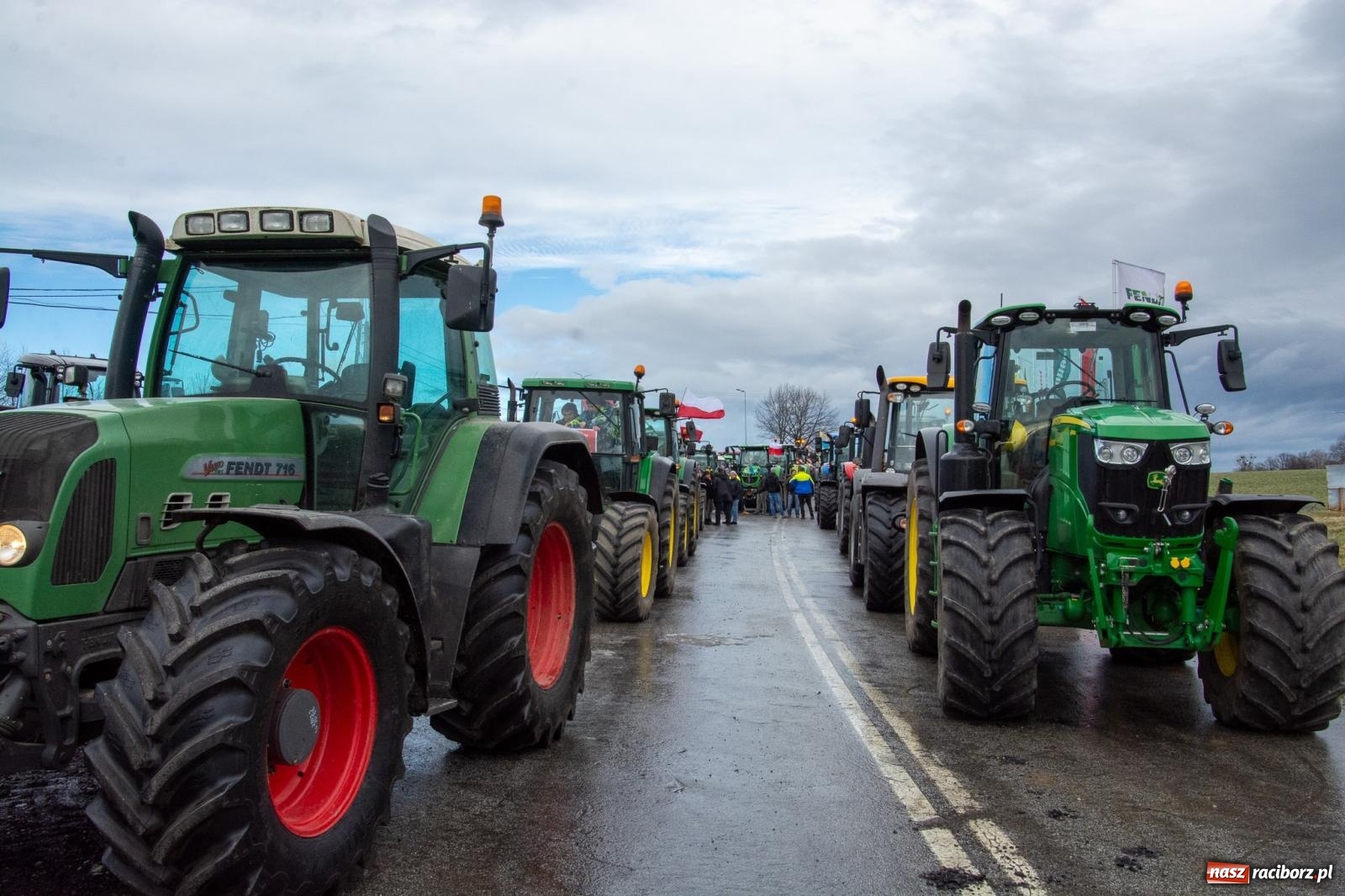 Zdjęcie w galerii na portalu naszraciborz.pl: Głód poczujesz, rolnika uszanujesz. Ponad setka maszyn wyjechała na DK 45 [FOTO i WIDEO] wiadomości z regionu